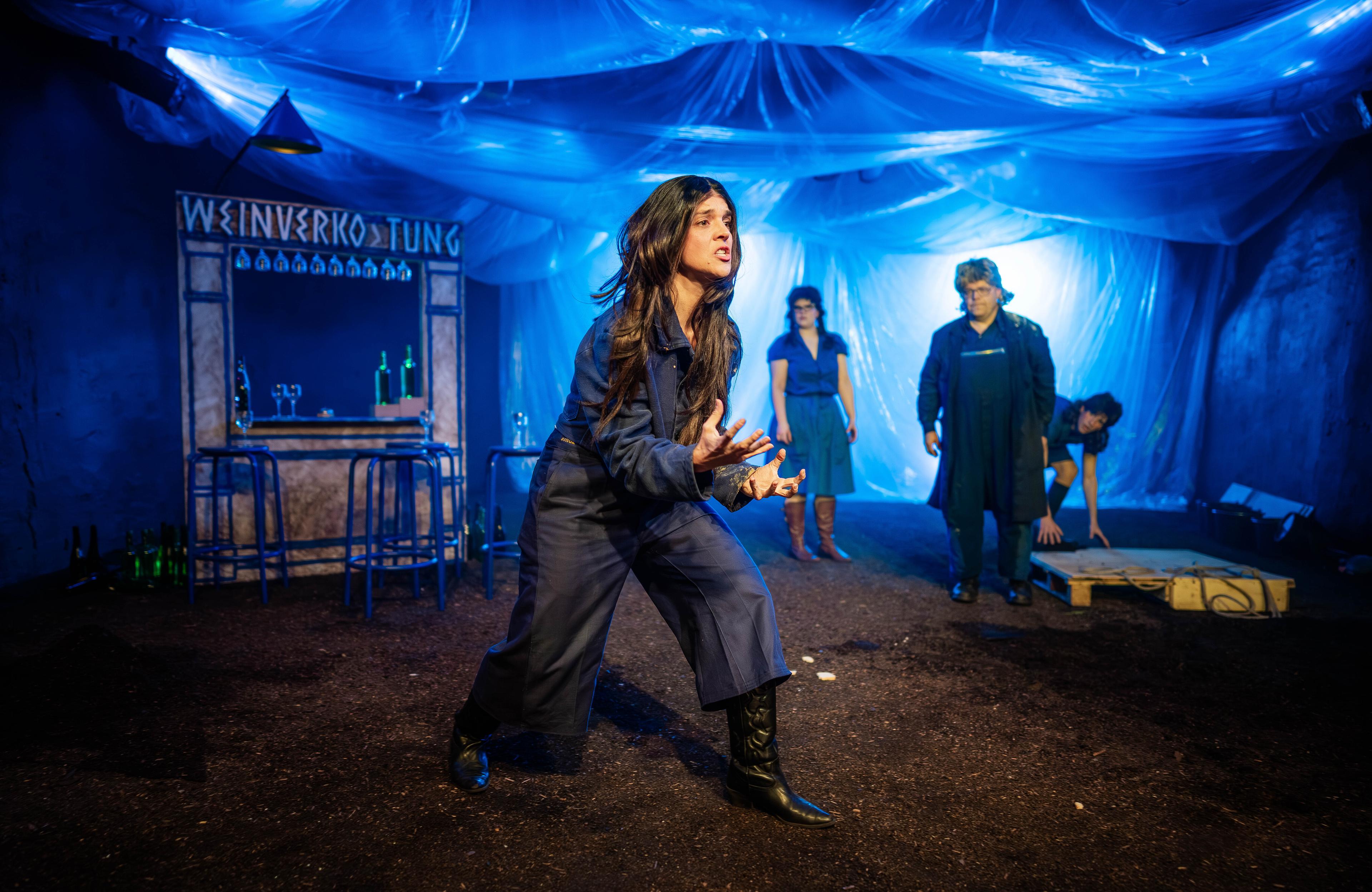 Weinverkostung in Kriegszeiten: „Der Frieden“ in der Regie von Daniel Kunze am Schlosstheater Moers. Foto Jakob Studnar