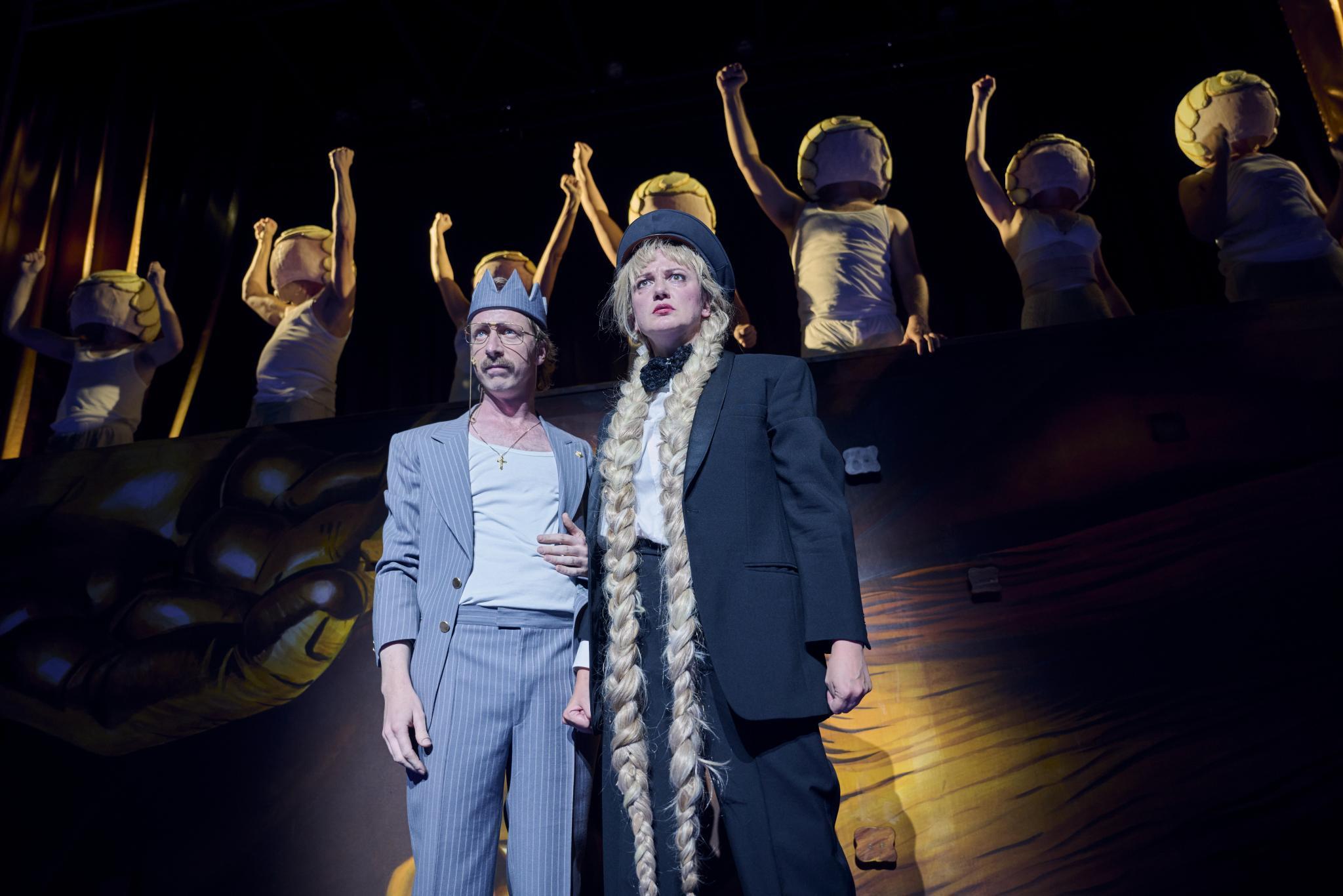 Raimund Widra, Laura Sundermann in der Uraufführung von „Käsch und Naziss“ von Ulf Schmidt in der Regie von Volker Lösch am Saarländischen Staatstheater. Foto Martin Sigmund