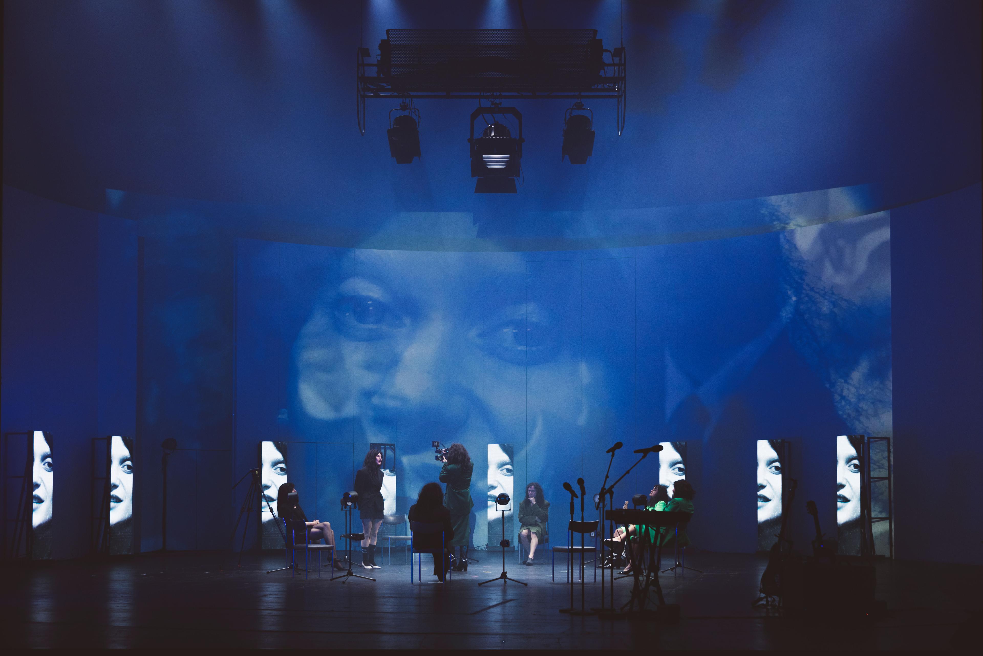 Bögen und Bezüge zur „Marquise“-Erzählung: „Die Marquise von O. Und – “ in der Regie von Ildikó Gáspár am Deutschen Theater Berlin. Foto Eike Walkenhorst