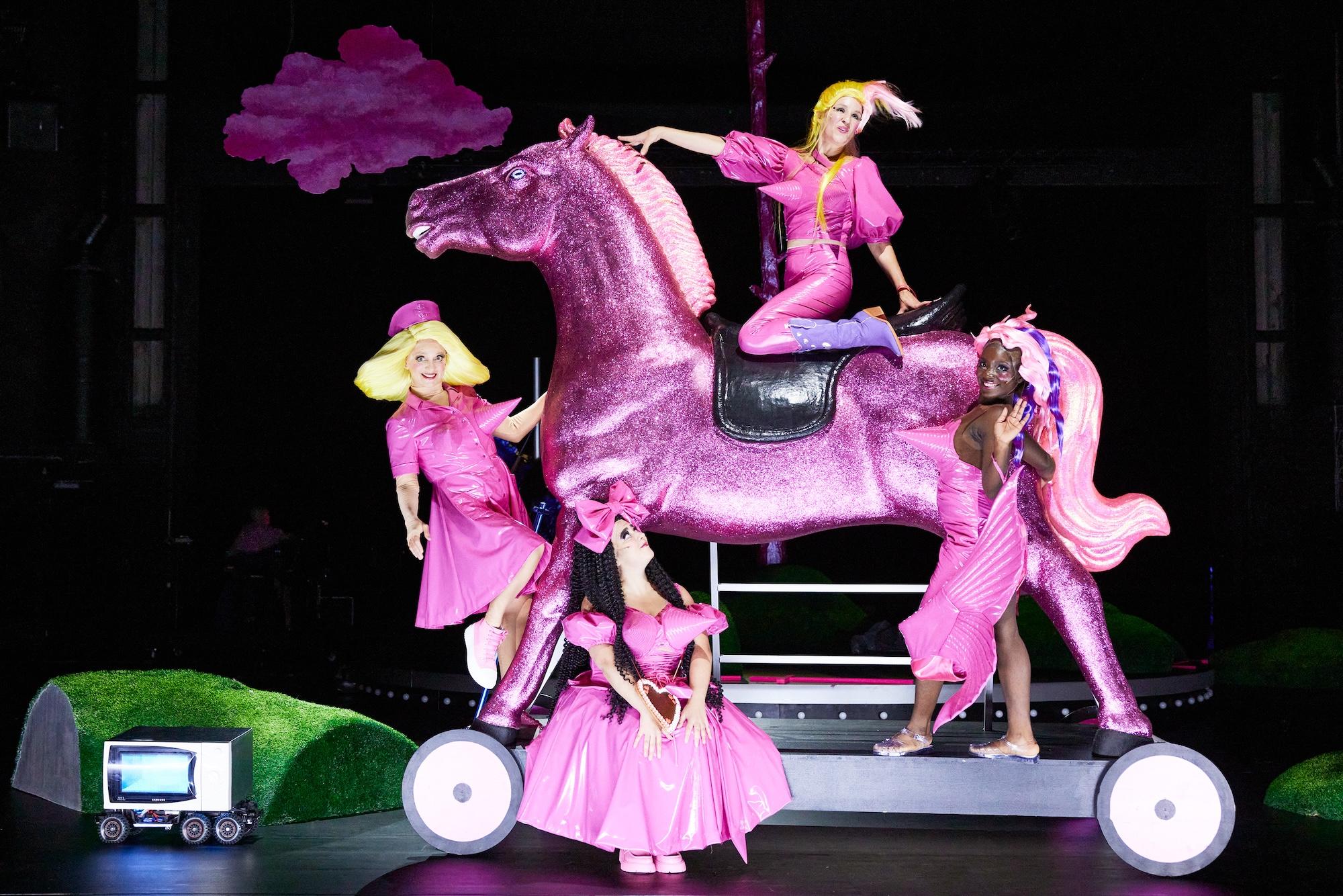 Eine „politische Toy-Story“: „Die erste Liebe hält 5 Jahre“ unter der Regie von Jessica Samantha Starr Weisskirchen eröffnet die neue Spielzeit am Staatstheater Nürnberg.