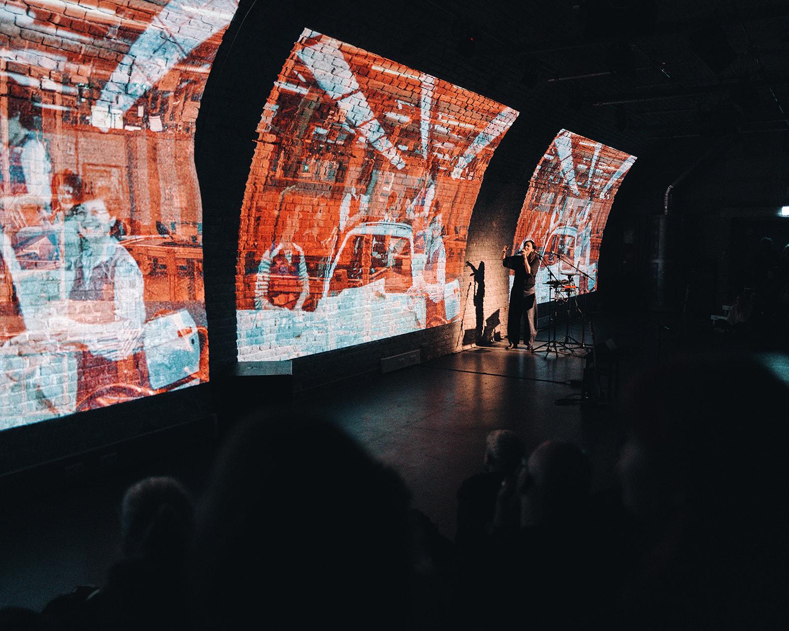 „Yoldaş – Frauen, die einander halten“ von Nihan Devecioğlu bei der Premiere beim Spielart München. Foto Tobias Zangl