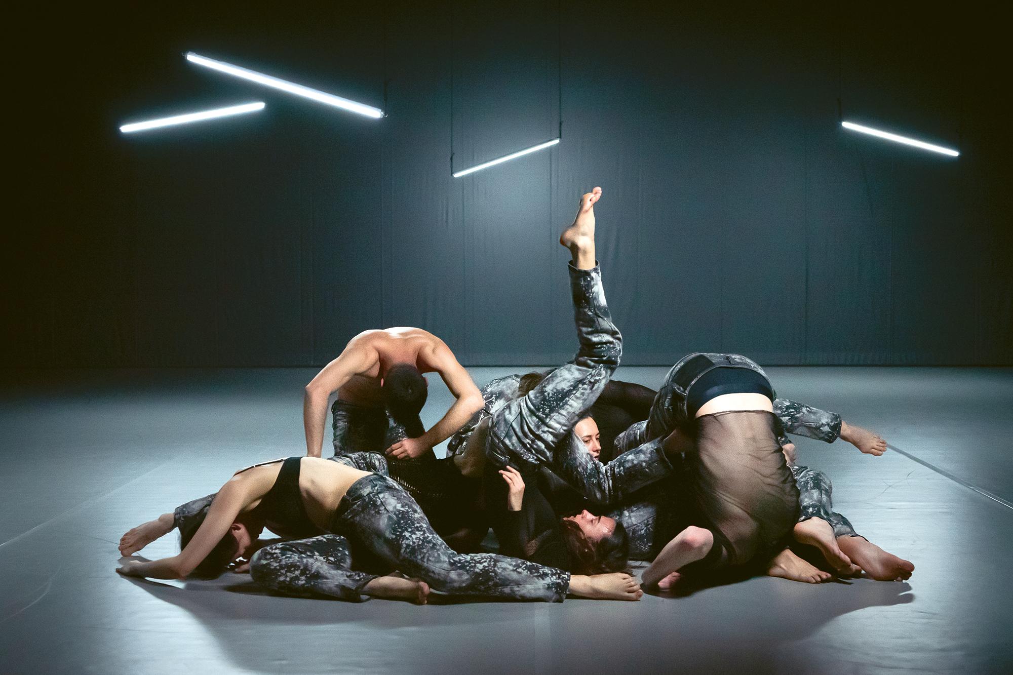 IN THE HEART OF THE HEART OF THE MOMENT, Amy Josh, Eftychia Stefanou, Georgios Kotsifakis, Ioanna Paraskevopoulou, Karolina Szymura, Olivia Ancona, Robert Bridger, Scott Jennings und Ying Yun Chen am tanzhaus nrw in Düsseldorf, 2024. Foto Katja Illner