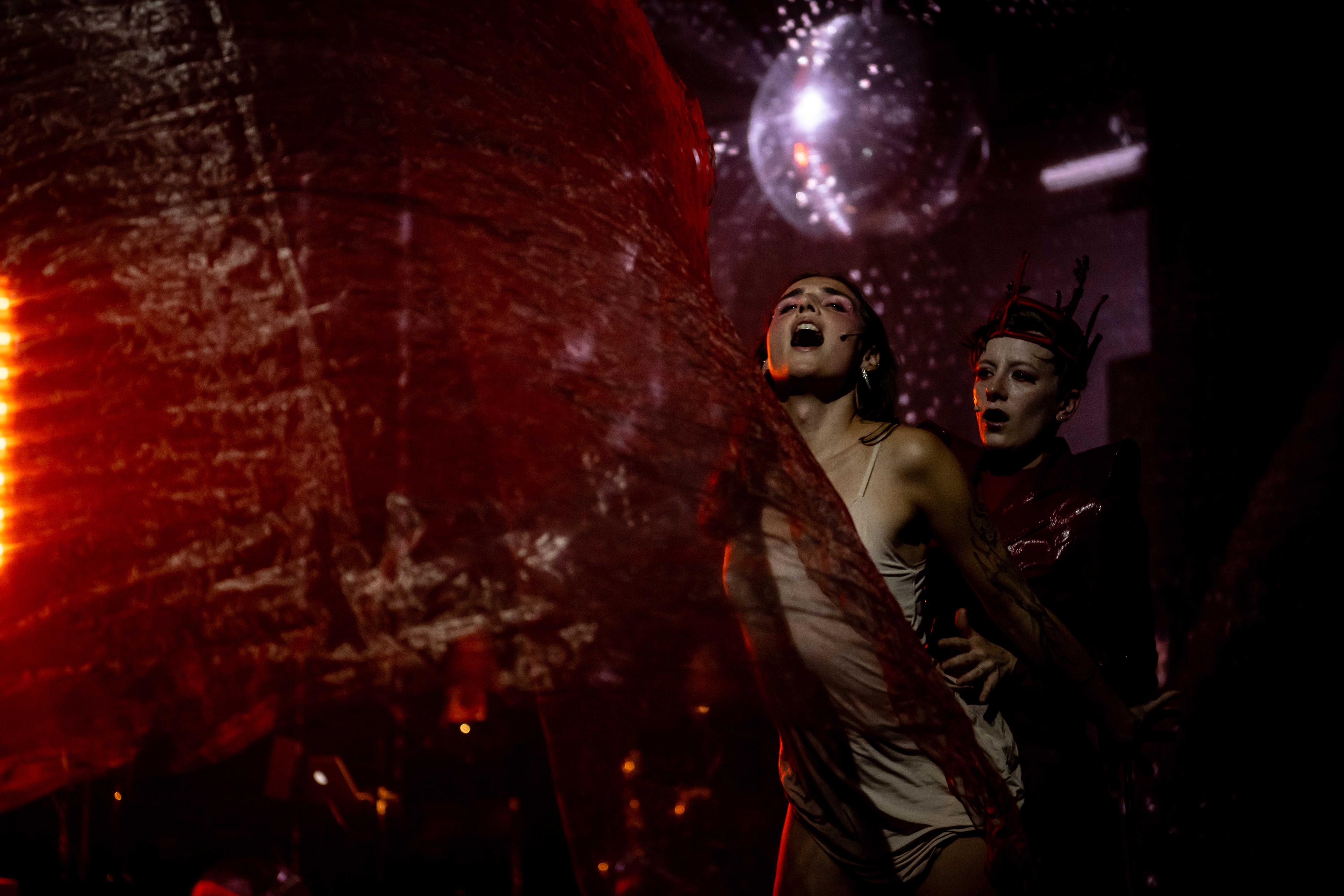 Mara Snip und Sarah Bodle in „1000 Airplanes on the rooftop“ an der Neuköllner Oper. Foto Peter van Heesen