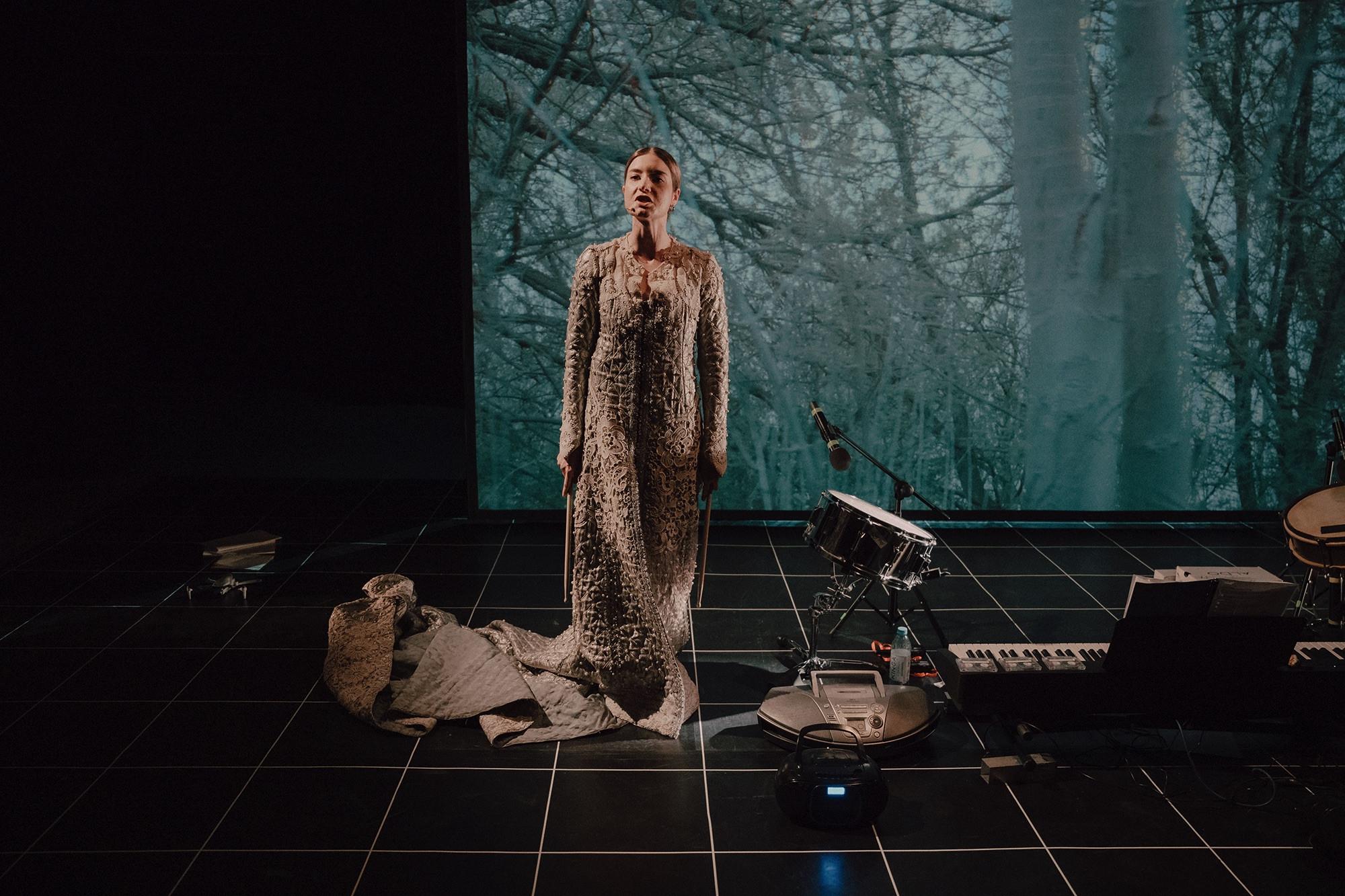 Szene aus „She Stands in the Middle of the Battlefield“ von Magda Szpecht.