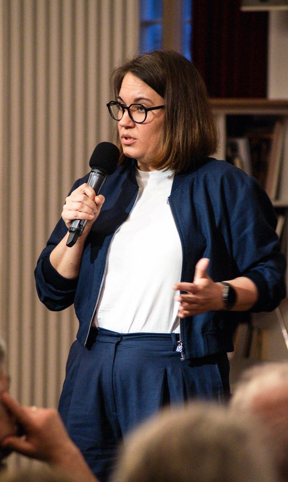 Die städtische Kuratorin Karen Büchner