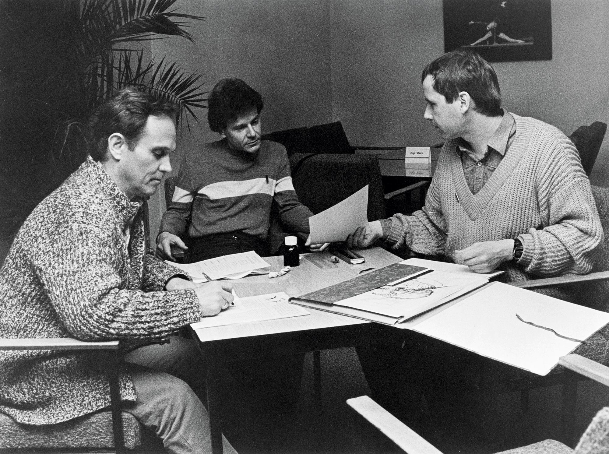 Dietmar Fritzsche, Volkmar Draeger und der Grafiker Olaf Rammelt bei einer ­Redaktionssitzung während des X. Ballettwettbewerbs der DDR, März 1987, im Landestheater Dessau. Foto Archiv Volkmar Draeger