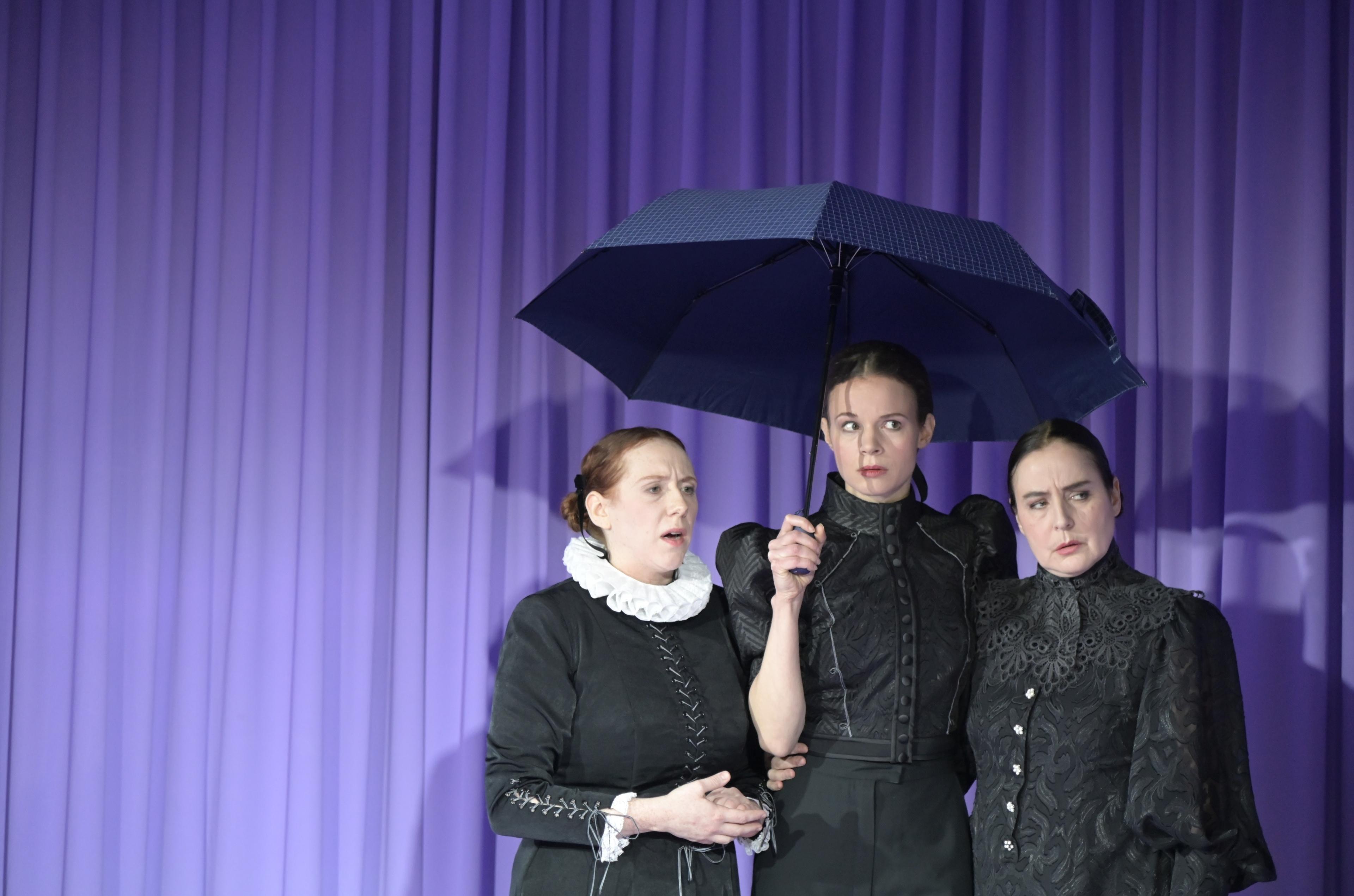 Malin Steitz, Kathrin Heller und Katharina Paul in „Eine Frau“ nach dem Roman von Annie Ernaux, Regie Sarah Kurze am Volkstheater Rostock. Foto Doris Gätjen