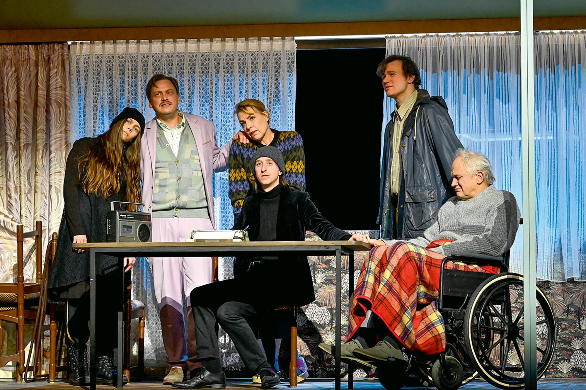 „Die Möwe“ von Anton Tschechow, in einer Bearbeitung von Martin Crimp, Deutsch von Peter Hilton Fliegel. Regie Tobias Rott, Bühne und Kostüme Cornelia Brey am Stadttheater Bremerhaven