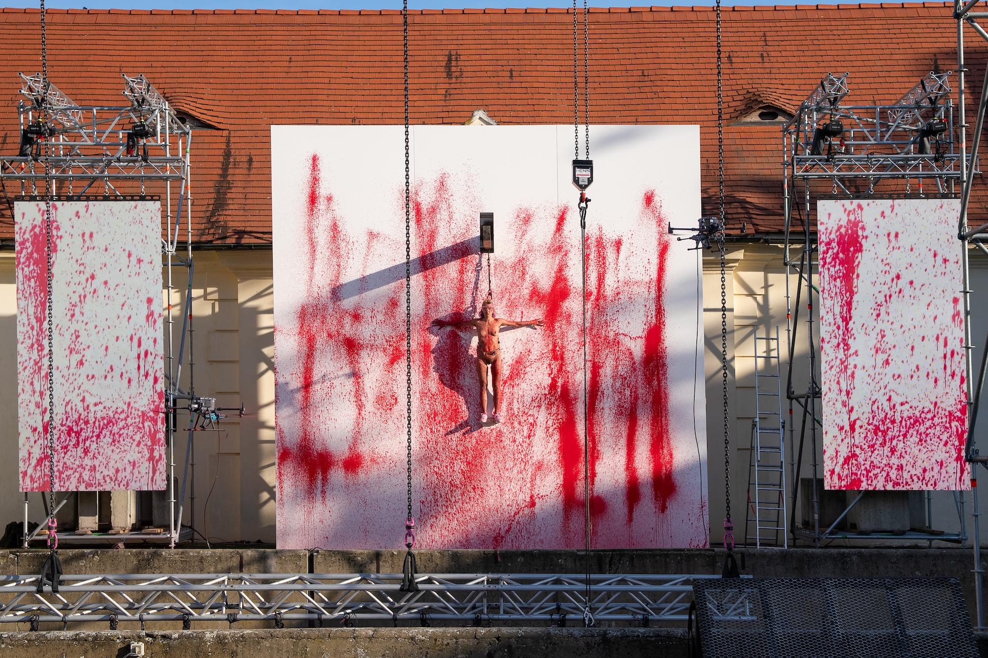 Vom Nitsch-Wein ins Kanonenrohr: Florentina Holzingers „Pfingstspiel“ katapultiert das Publikum der Wiener Festwochen mitten hinein in ein radikales Spektakel zwischen Aktionismus, Stunt und Ritual. In Prinzendorf verknüpft sie Nitschs Orgien-Mysterien-Theater mit ihrer eigenen Bildsprache – und setzt dabei ein deutliches Zeichen gegen den Krieg.