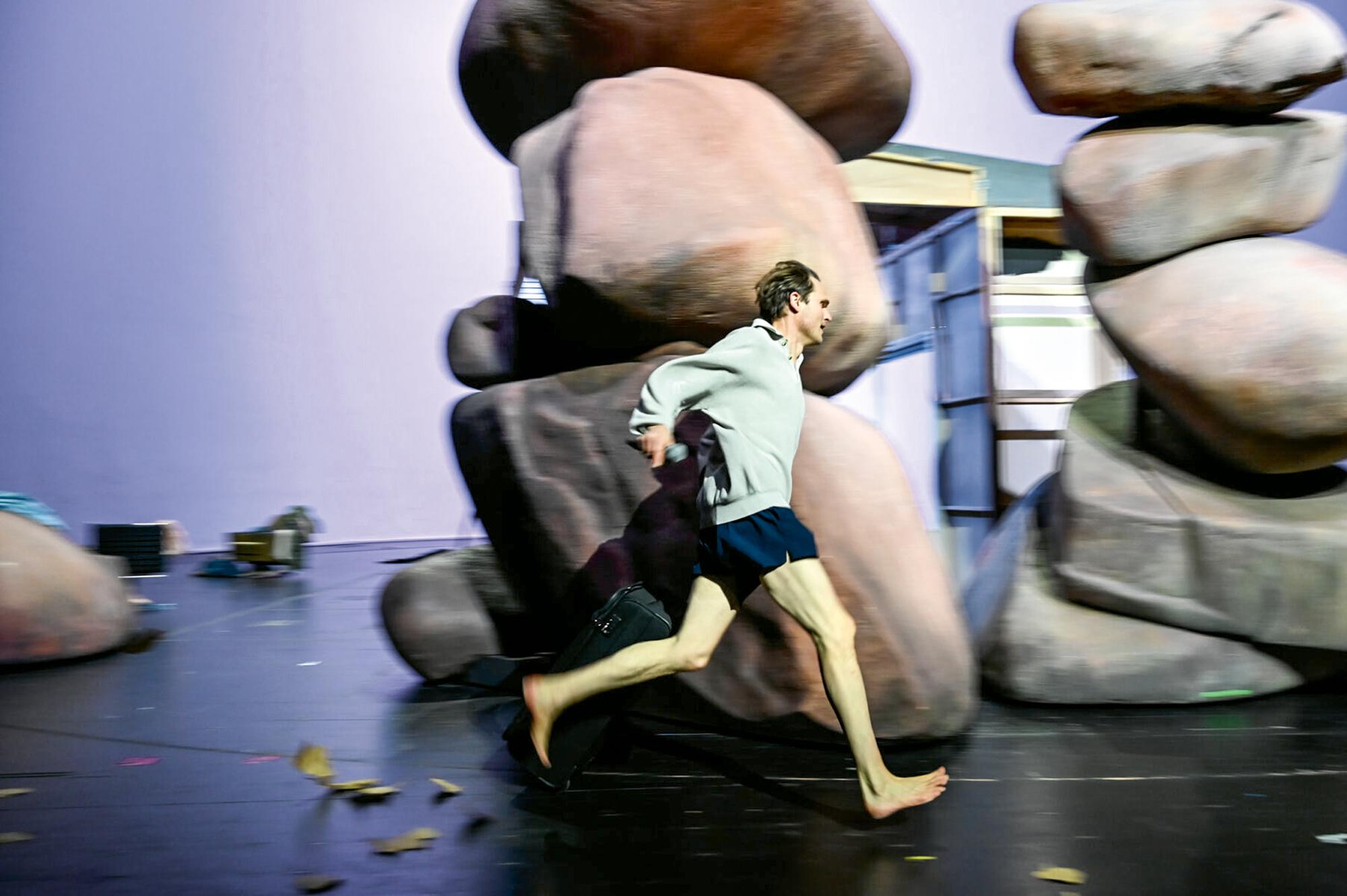 „ja nichts ist ok“ von René Pollesch und Fabian Hinrichs an der Volksbühne Berlin