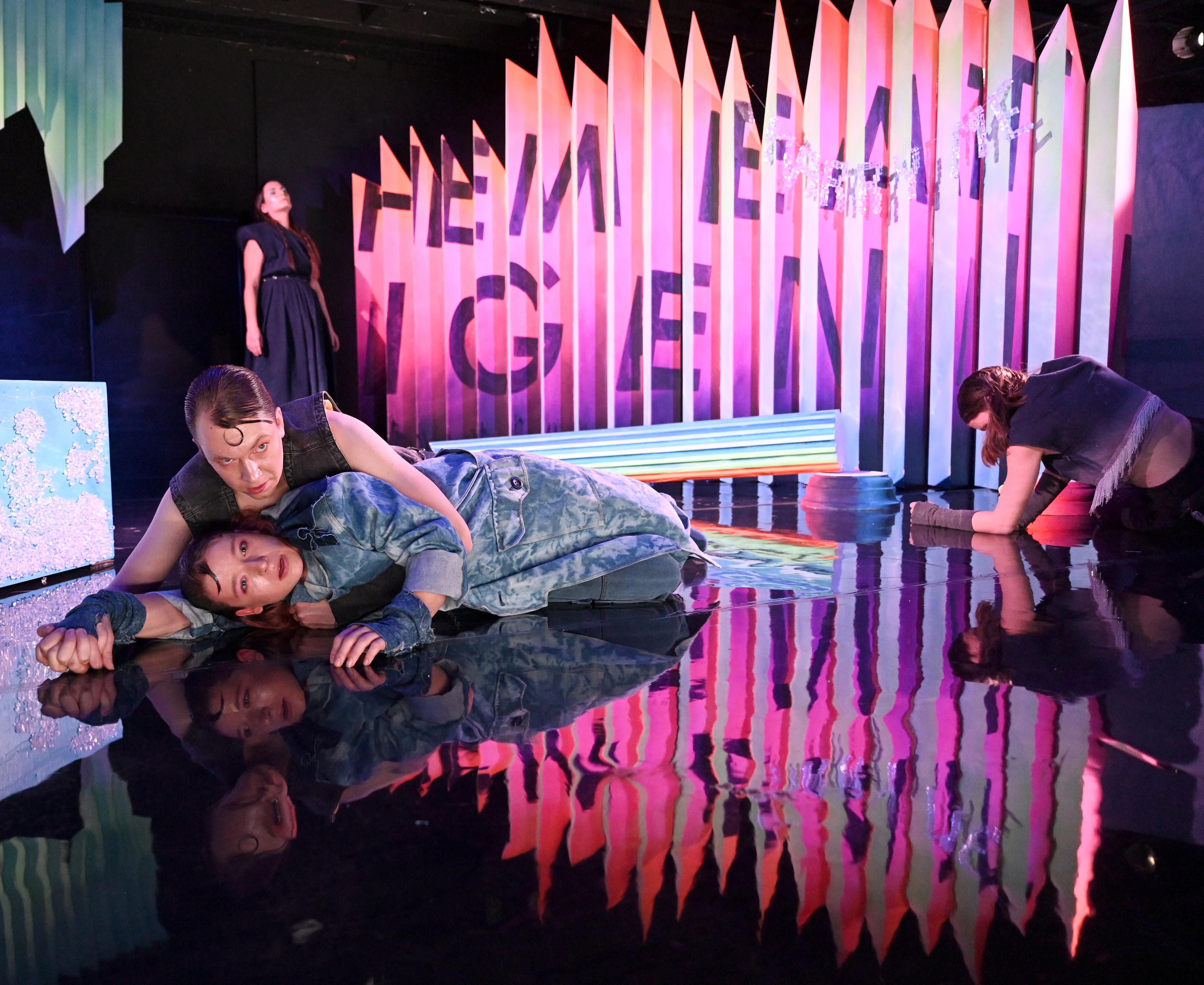 Ästhetisch wie inhaltlich große Sprünge hat „Let them eat Iphigenie“ vom Stadttheater Ingolstadt auf dem Südwind-Festival gemacht.