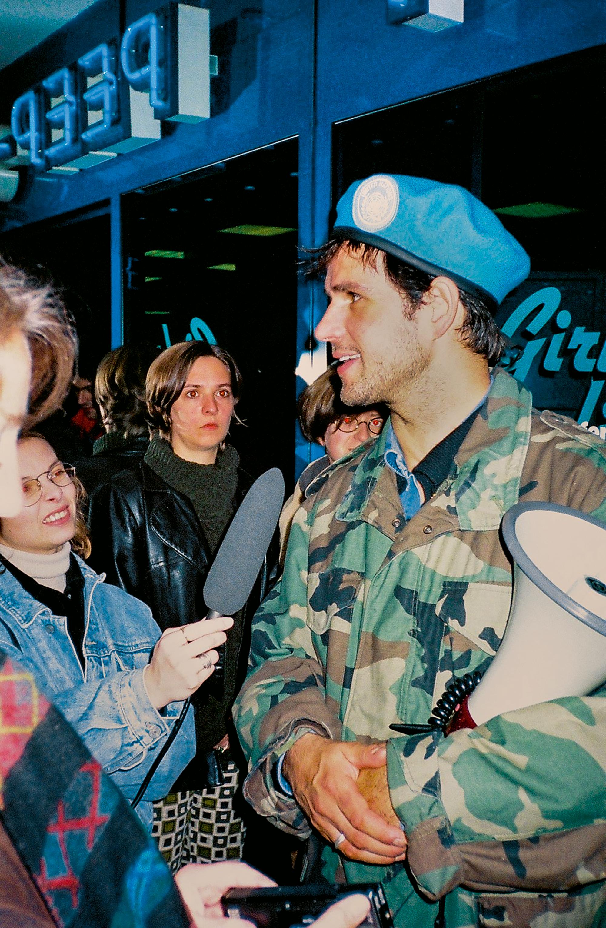 Christoph Schlingensief bei „PASSION IMPOSSIBLE – SIEBEN TAGE NOTRUF FÜR DEUTSCHLAND – EINE BAHNHOFSMISSION“, Hamburg 1997