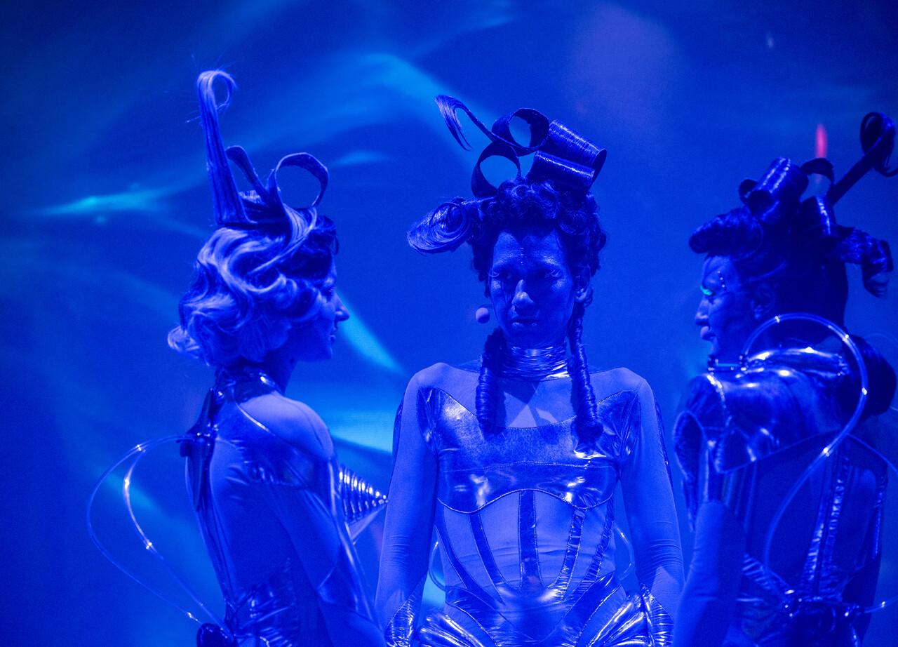 Willkommen im datenstrom, willkommen auf euren fitness-trackern, banking-apps, euren kontoständen, euren „privaten“ interaktionen: „KI essen seele auf (ORPHEAI)“ von Thomas Köck, inszeniert von Mateja Meded am Schauspiel Stuttgart.