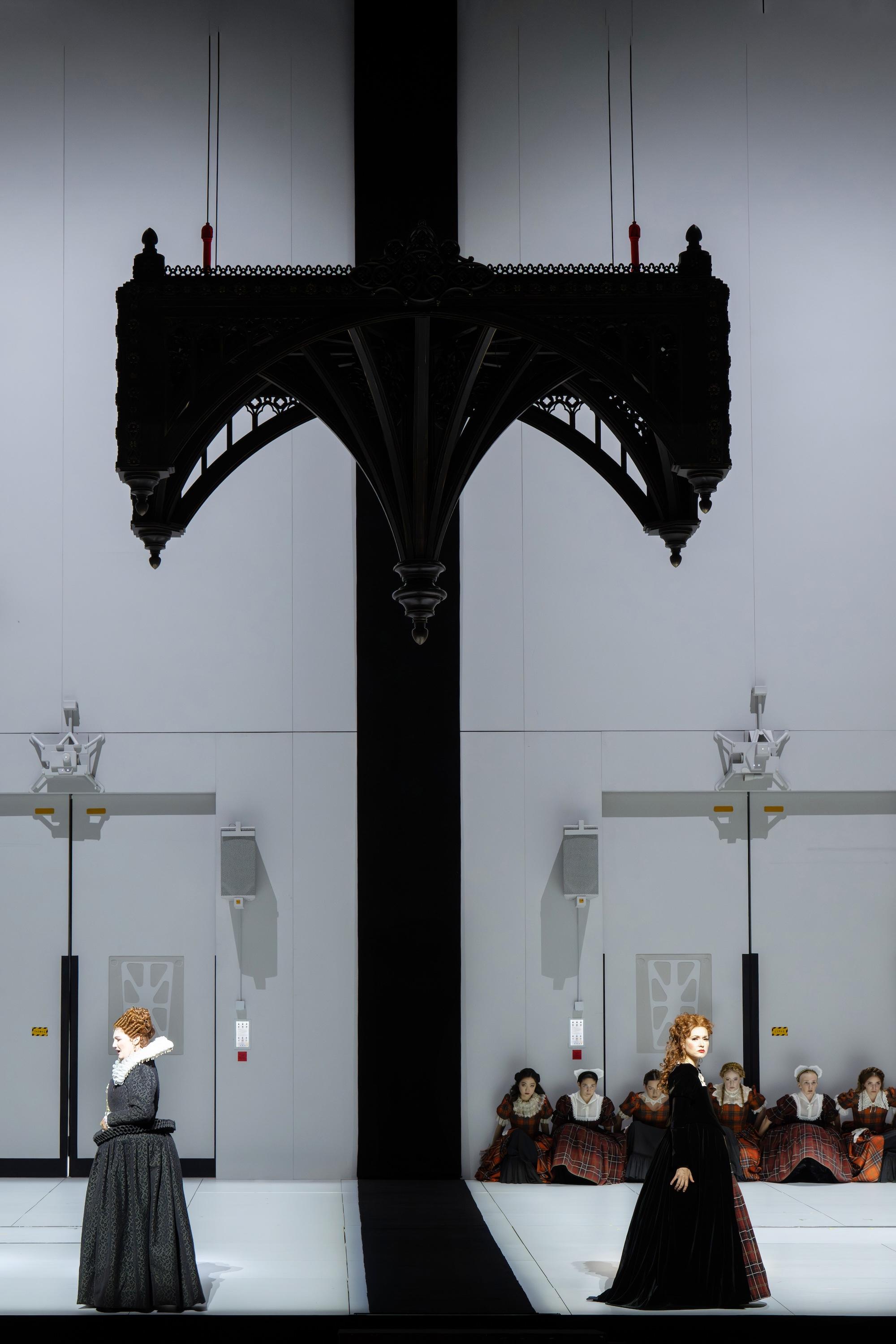 An der Bayerischen Staatsoper in München verwandelt Claus Guth Brett Deans neue Oper „Of One Blood“ in ein hochspannendes Kammerspiel über Macht, Einsamkeit und weibliche Selbstbehauptung.