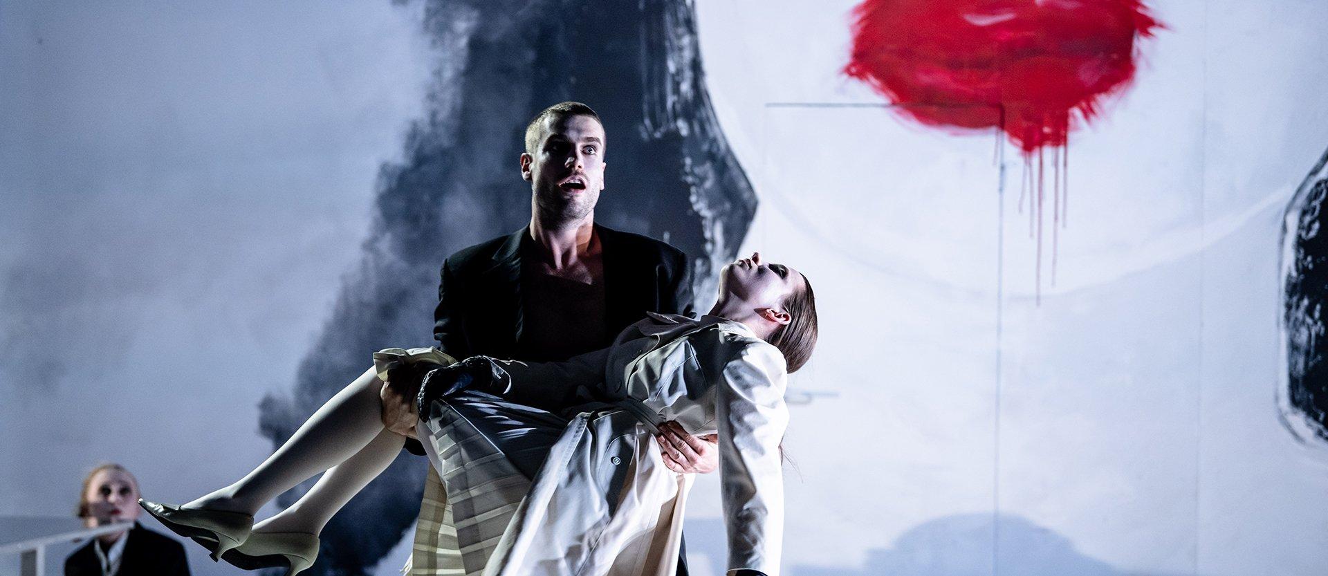 Szenen aus „Orestie“ nach Aischylos in einer Neubearbeitung von Robert Icke am Theater Vorpommern, Regie Torsten Fischer.