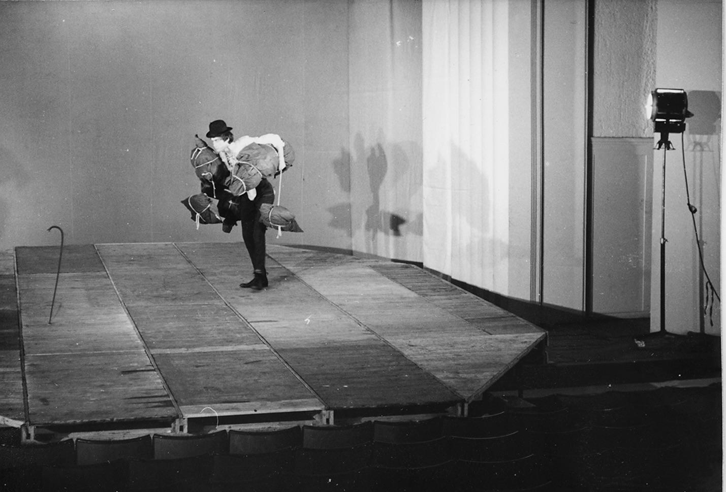 Winfried Glatzeder als Probstein in „Wie es euch gefällt“ von William Shakespeare in der Übersetzung von Heiner Müller, Inszenierung B. K. Tragelehn 1969 an der Deutschen Hochschule für Filmkunst, Potsdam-Babelsberg. Akademie der Künste, Berlin, B. K.-Tragelehn-Archiv, Archivnummer 230_017_08