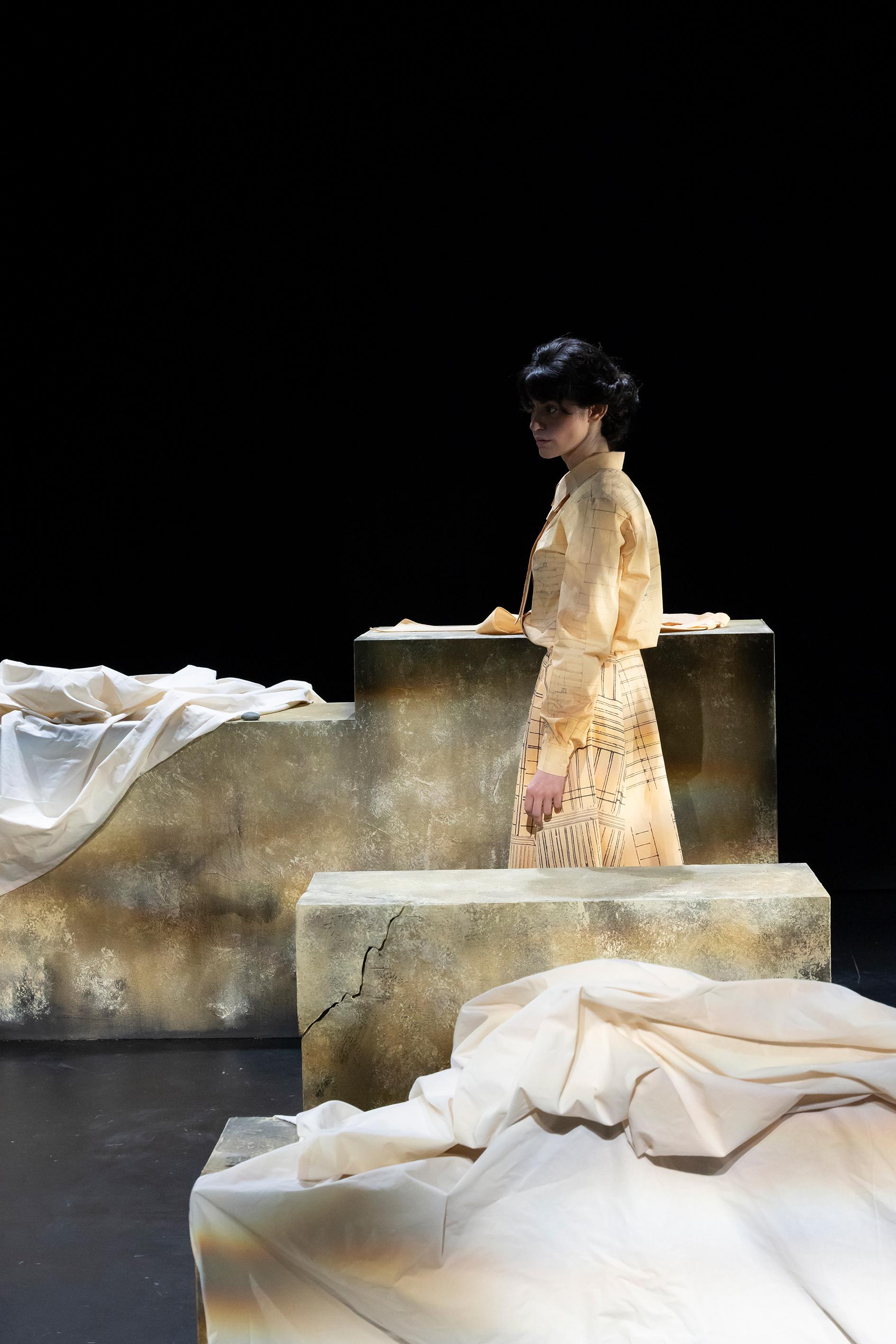 Maribel Dente in „Was bleibt. Das Leben der Familie Cohn“ am Anhaltischen Theater in Dessau.