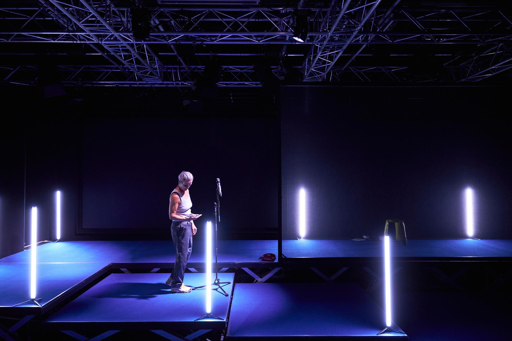 Wird am Rande unseres Sichtfeldes die Aufrüstung unserer Grenzen vorangetrieben? „Frontières Extérieures“ am Staatstheater Nürnberg sucht Antworten auf diese Frage.