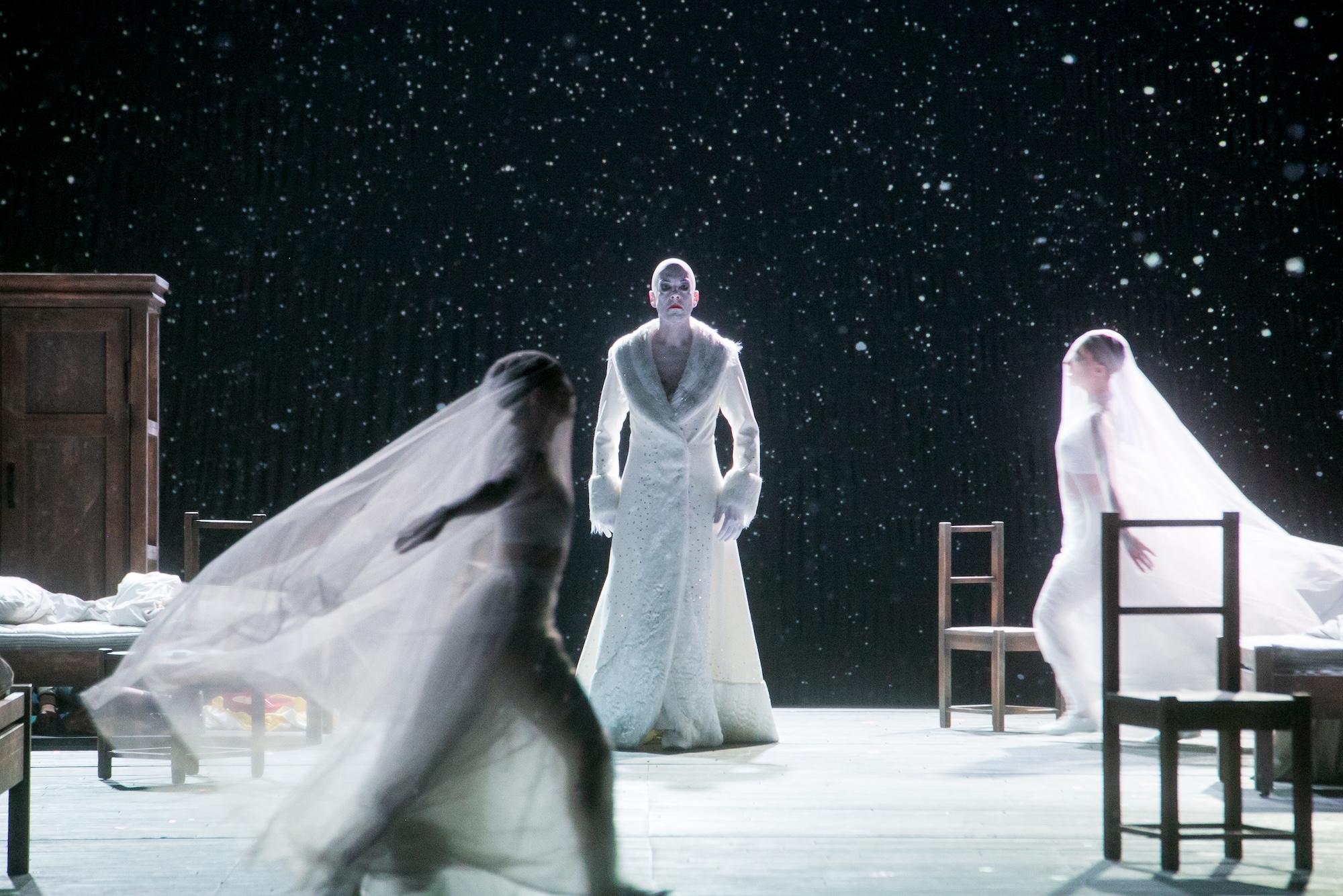 Haarscharf am Happy End vorbeigeschrammt? „The Snow Queen“ von Hans Abrahamsen in einer Inszenierung Immo Karamanin an der Semperoper Dresden.