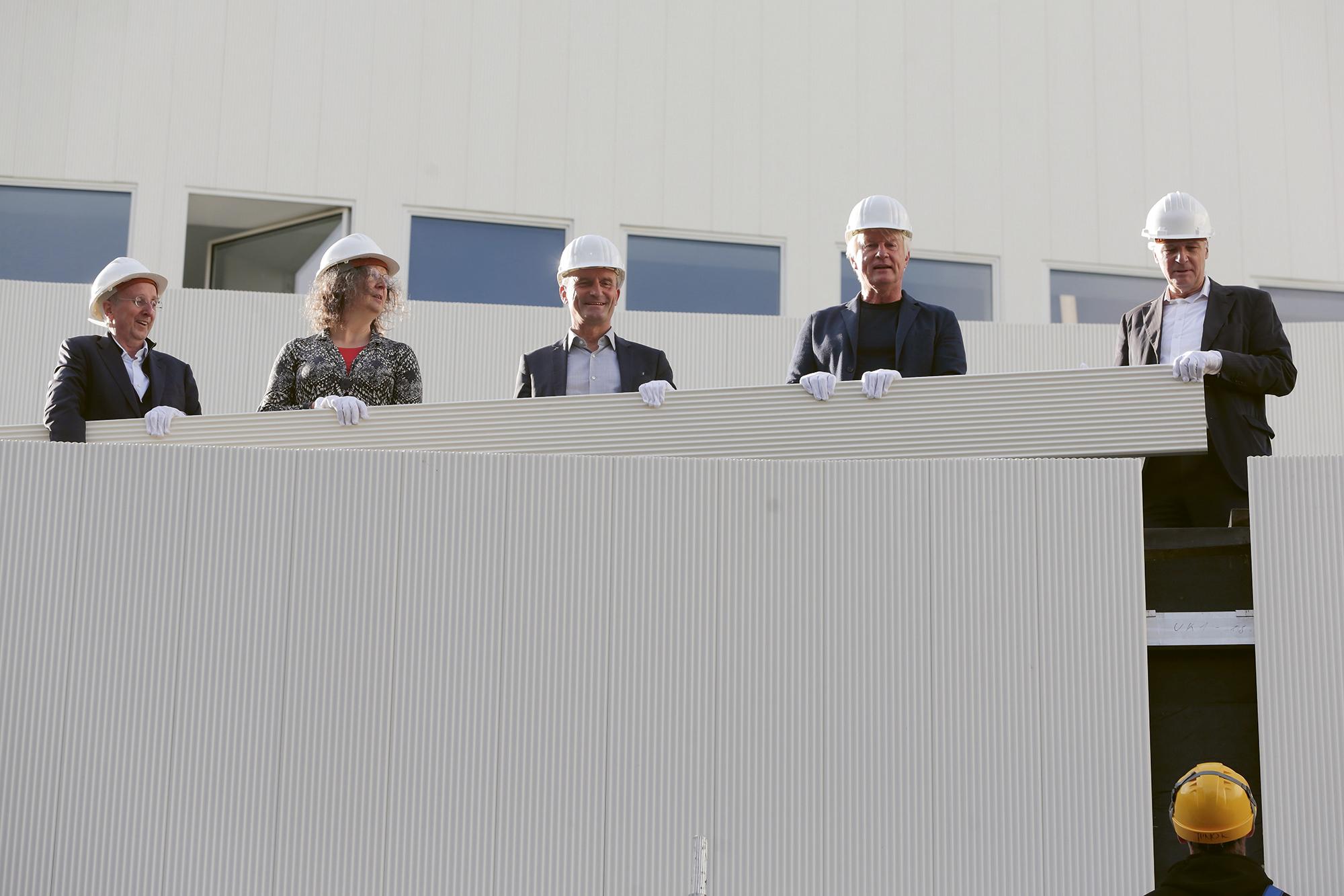 Düsseldorfer Schauspielhaus im September 2020 — Das letzte Fassadenblech wird gesetzt: Wilfried Schulz, Claudia Schmitz, Thomas Geisel, Christoph Ingenhoven und Hans-Georg Lohe.