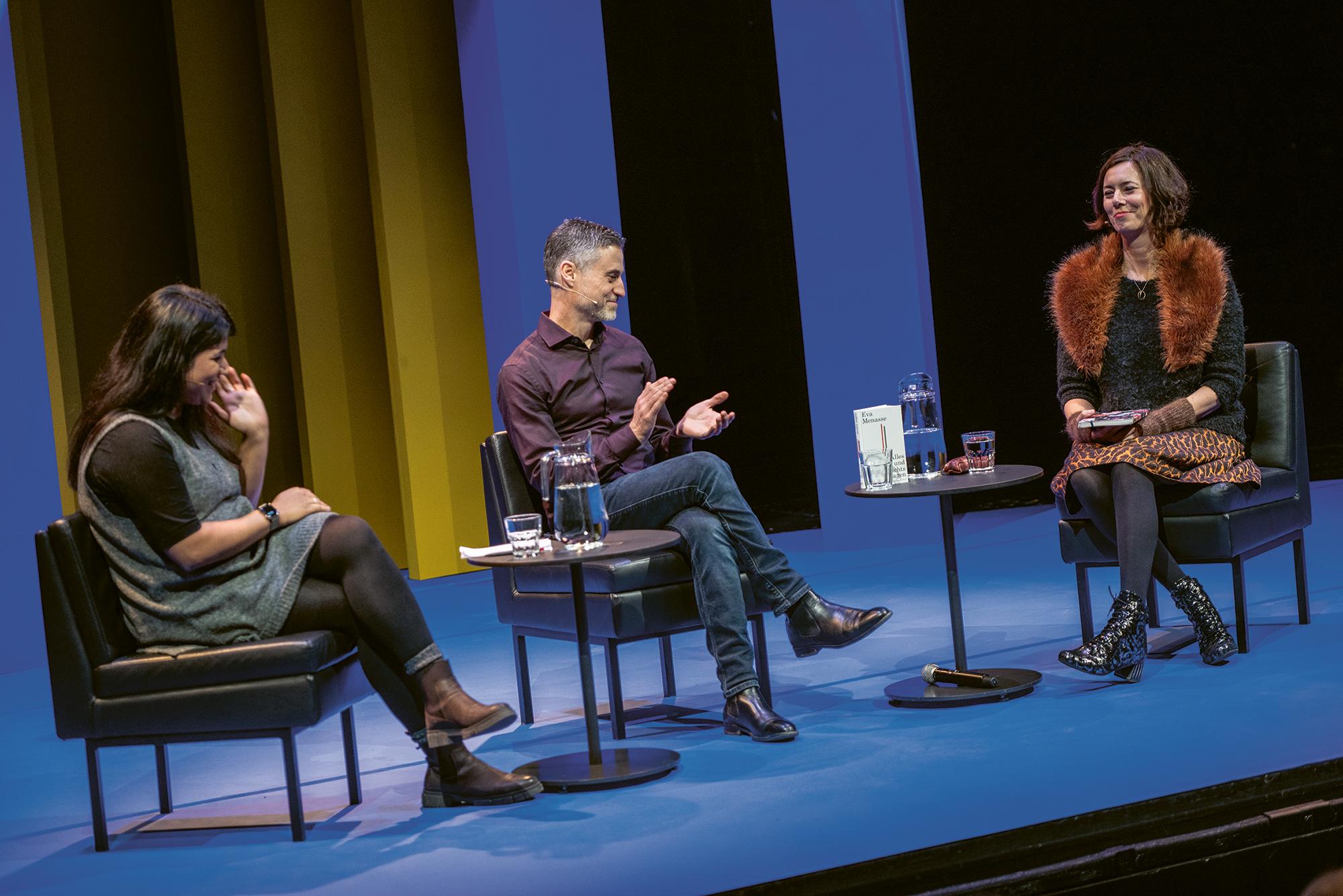 Düsseldorfer Schauspielhaus im Januar 2024 — »Positionen und Perspektiven« von Meron Mendel und Saba-Nur Cheema ist der multiperspektivischen Auseinander- setzung gewidmet. Hier mit Eva Menasse.