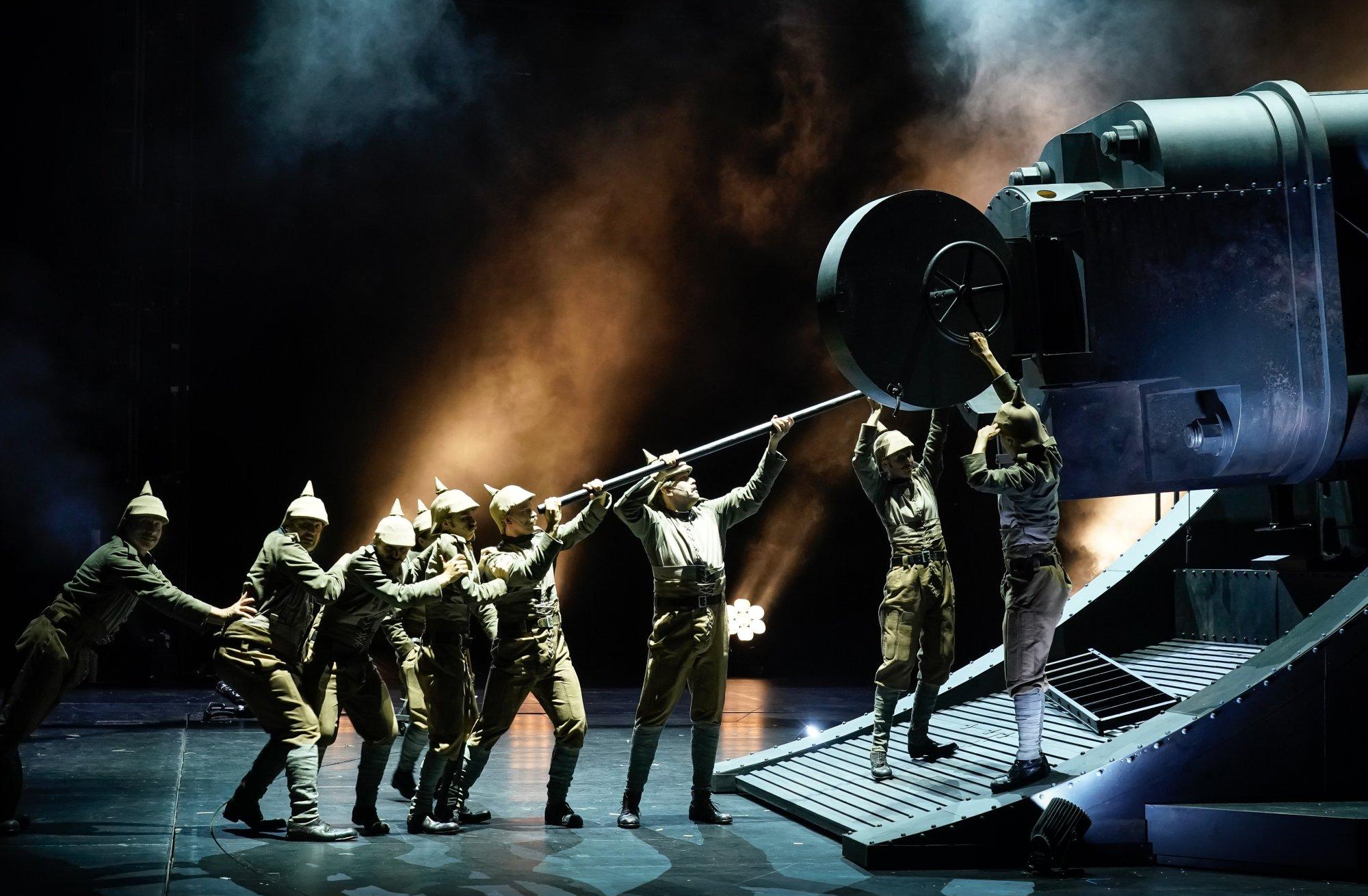„Die Abenteuer des braven Soldaten Schwejk“ nach Jaroslav Hašek, Bertolt Brecht & einer Recherche zur Schlacht um Bachmut am Schauspiel Frankfurt.