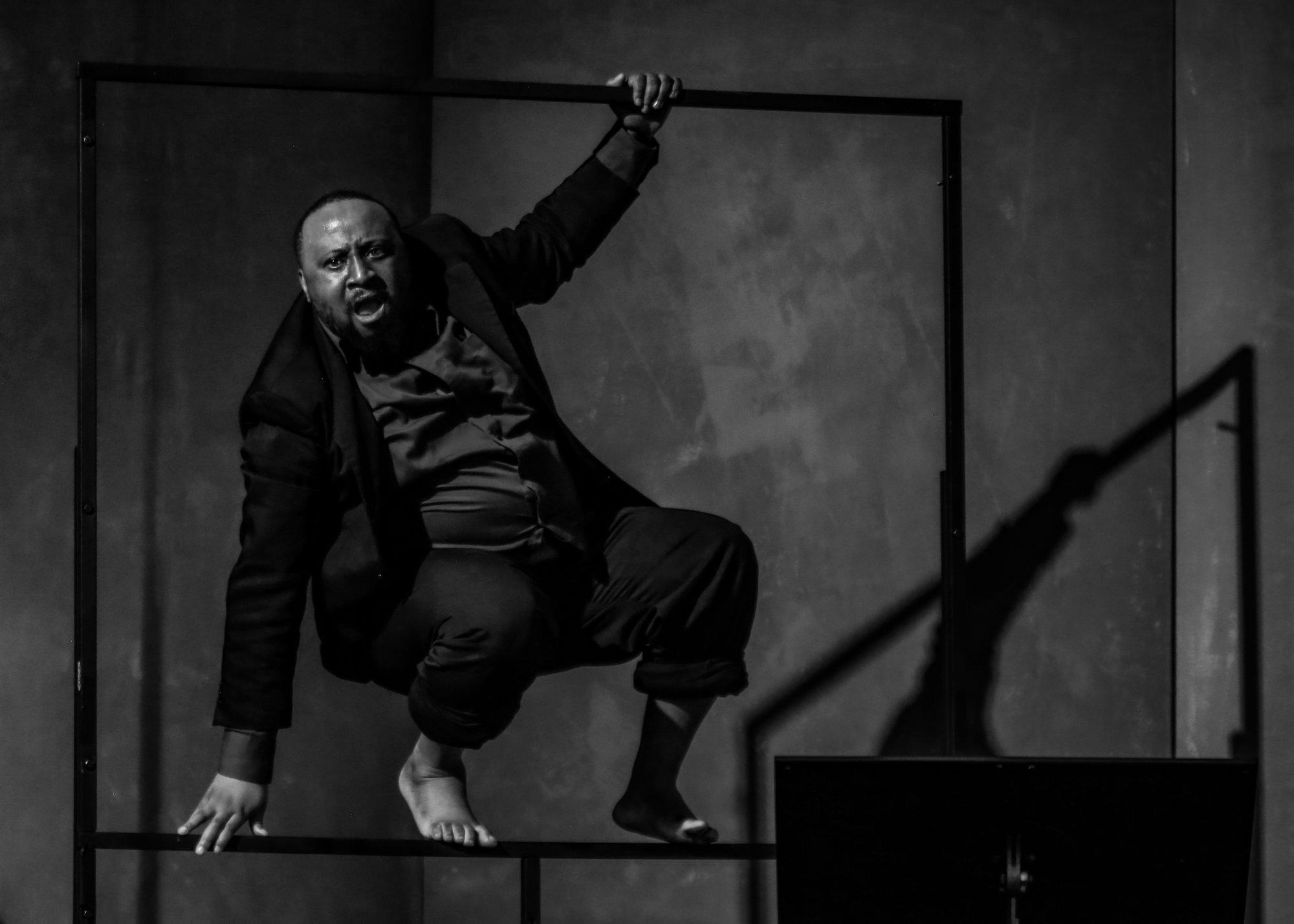 „Kafka’s Ape“ von und mit Tony Bonani Miyambo nach Franz Kafka – zum ersten Mal in Deutschland zu sehen bei Theater der Welt in Chemnitz