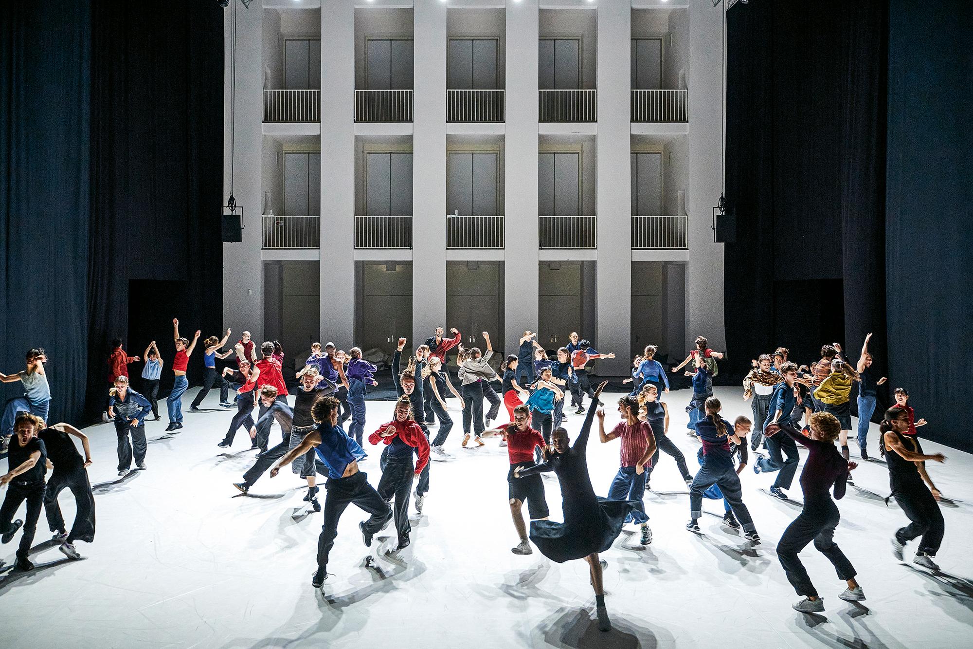 „Join“, mit Choreografie von Ioannis Mandafounis. Tänzer:innen der DFDC und der Palucca Hochschule für Tanz Dresden. Eine Produktion der Dresden Frankfurt Dance Company in Kooperation mit HELLERAU – Europäisches Zentrum der Künste