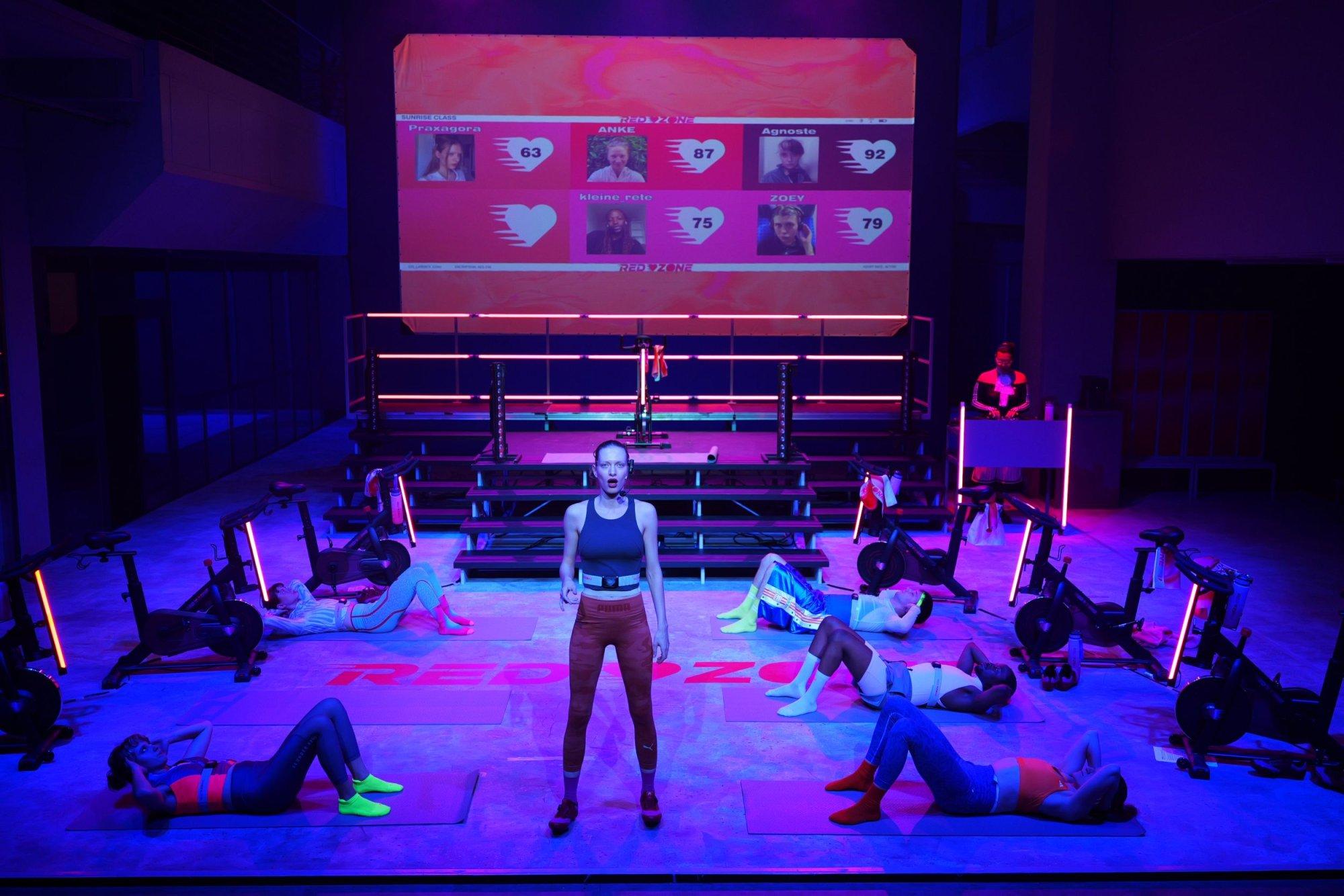 Selbstoptimierung bis zum Erbrechen – Szene aus „Red Zone“ von Helene Hegemann und River Roux in der Regie von Bibiana Mendesam am Mecklenburgischen Staatstheater Schwerin.