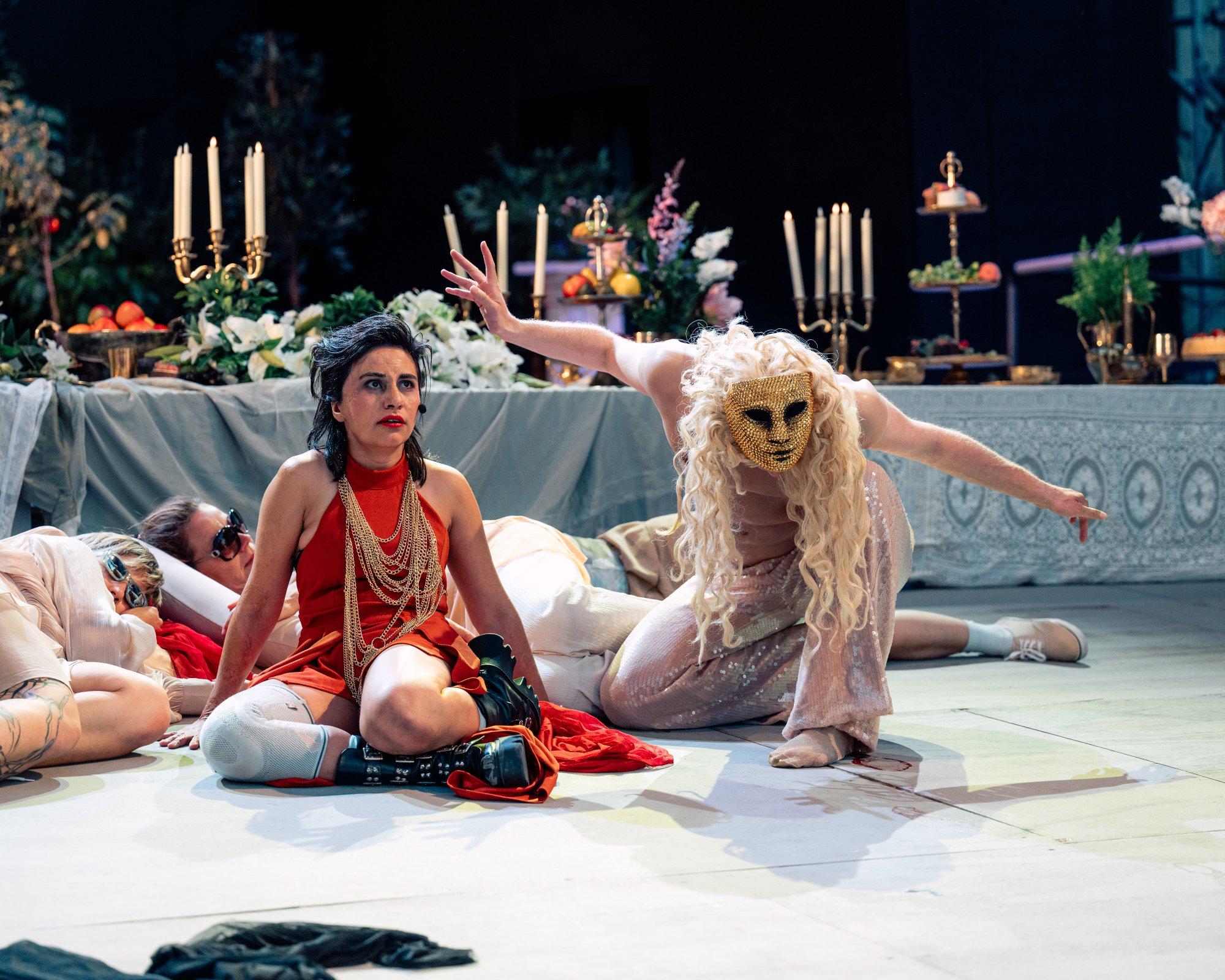 Saba Hosseini als Kassandra und Jonathan Perleth als Apollon