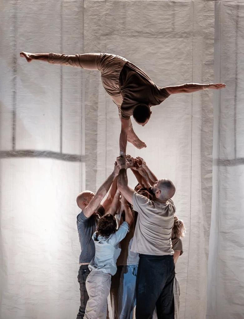 Die italienische Circus Compagnie Fabbrica C verbindet am Chamäleon akrobatische Ensemblekunst mit tänzerischen Elementen und dem Erzählen von Alltagsgeschichten.