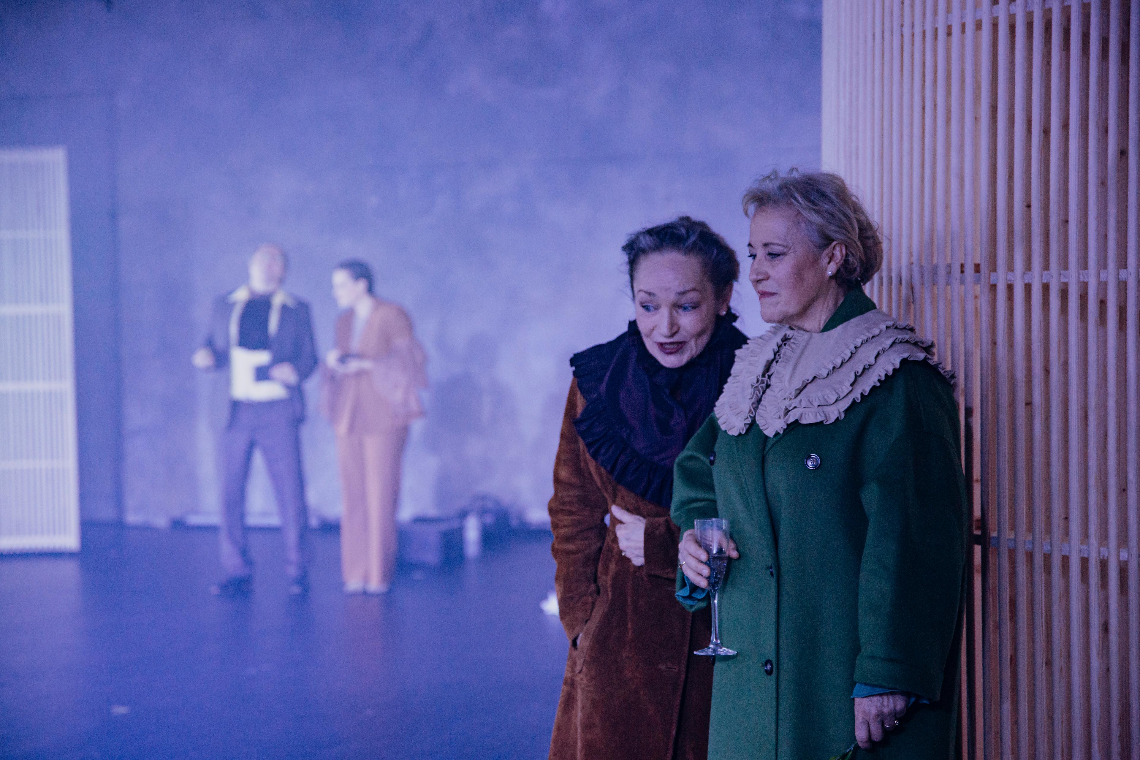 Odo Jergitsch, Kristina Lotta Kahlert, Angelika Bartsch, Sabine Martin in „Tot sind wir nicht“ von Svenja Viola Bungarten, Regie Swen Lasse Awe. Foto Milena Schilling