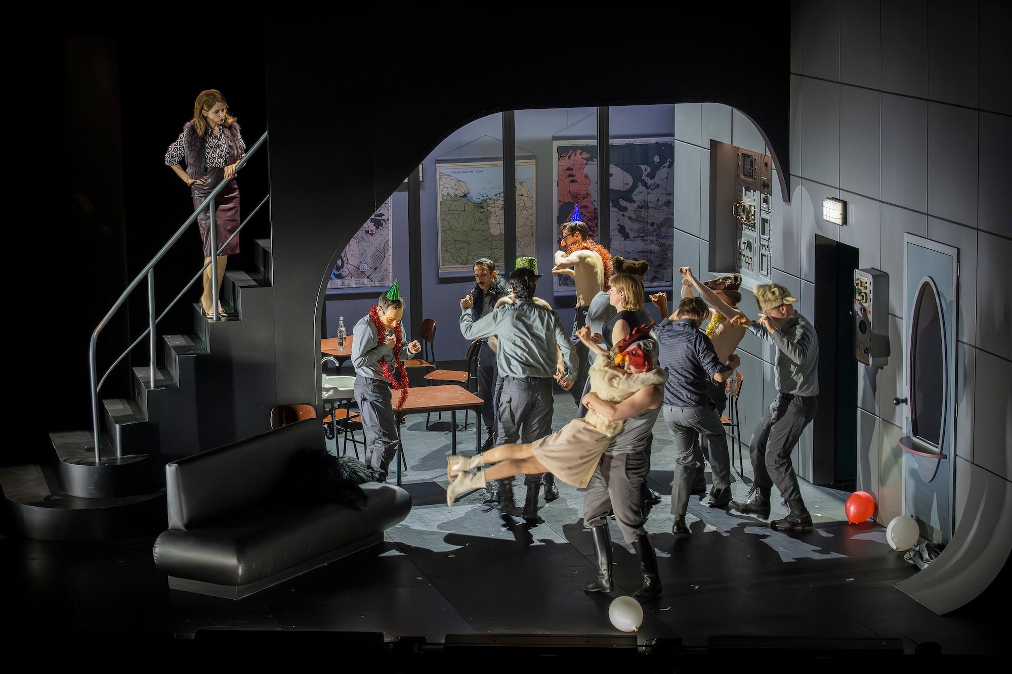 In einer kalten Militärwelt prallen Sehnsucht, Selbsttäuschung und drohende Katastrophe aufeinander – beklemmend nah an unserer Gegenwart: Anton Tschechows „Drei Schwestern“ in der Regie von Mateja Koležnik am Berliner Ensemble zeigt ein elektrisiertes Schauspieler:innentheater zwischen Stillstand und Eskalation.