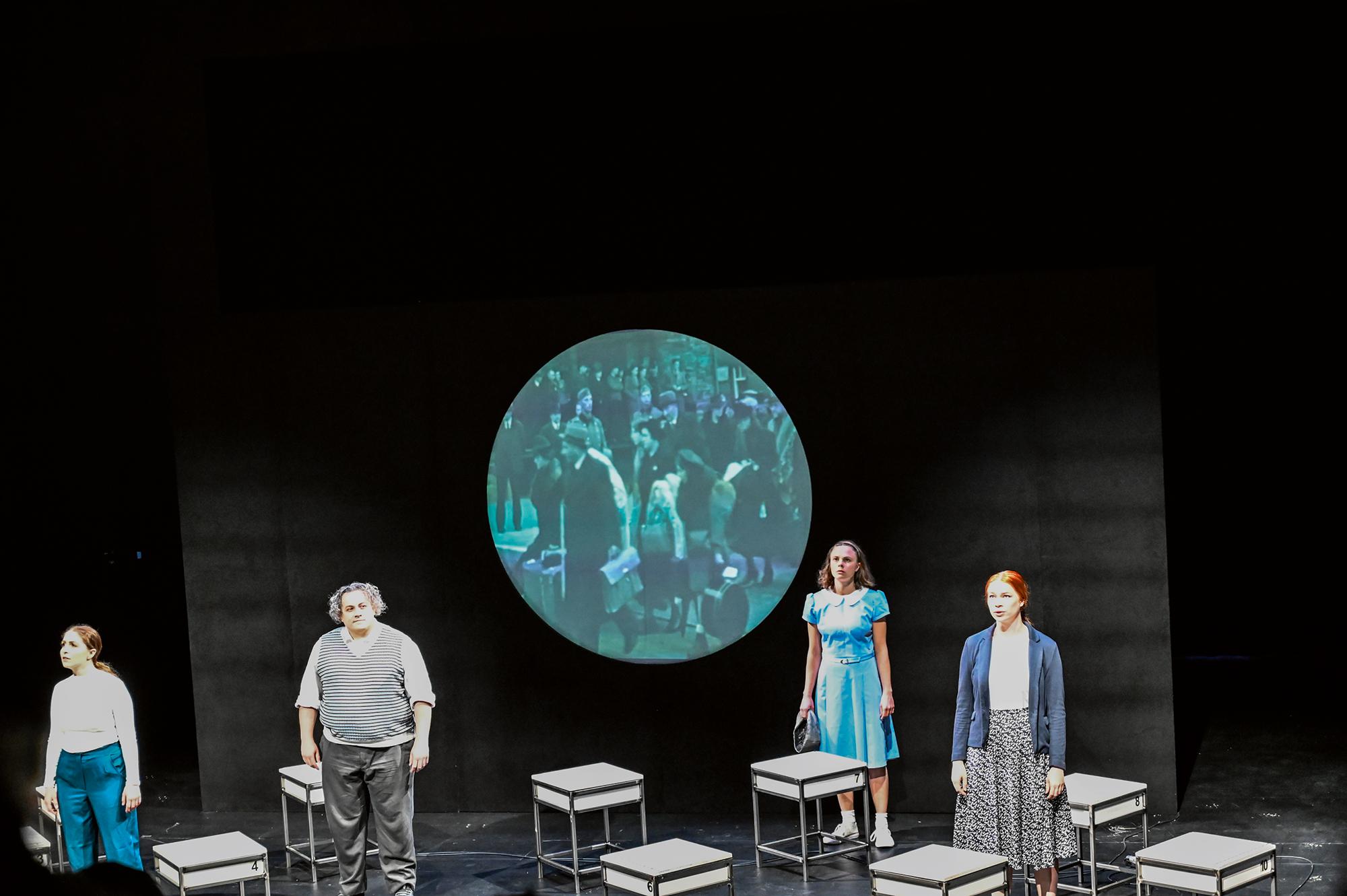„Mädchen mit Hutschachtel“ von Lisa Sommerfeldt in der Regie von Petra Jenni mit dem Ensemble der Jungen Badischen Landesbühne Bruchsal bei den Baden- Württembergischen Theatertagen in Aalen