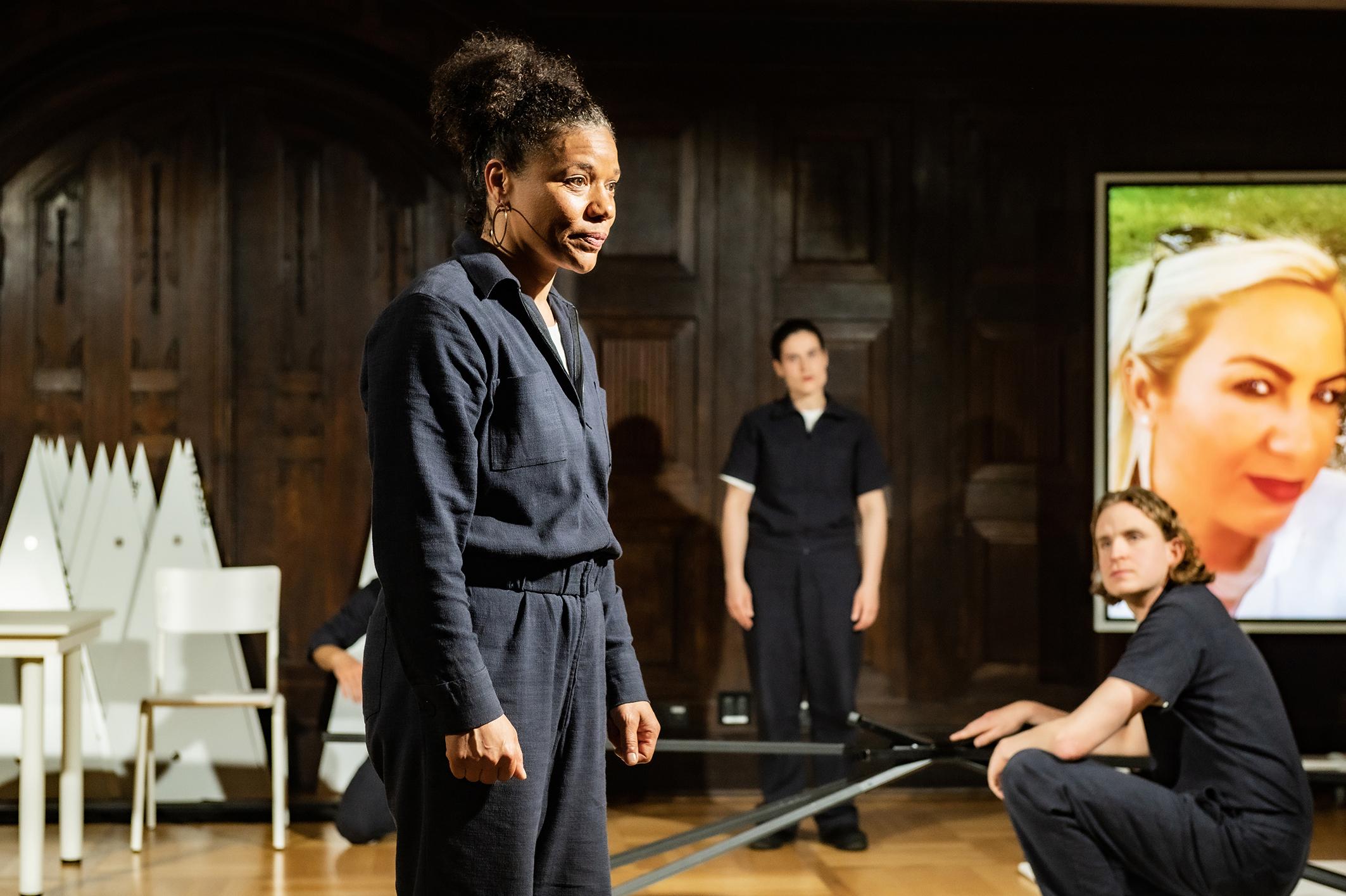 Agnes Lampkin, Regina Leenders und Tim Weckenbrock in der Koproduktion „And now Hanau" von Tuğsal Moğul.