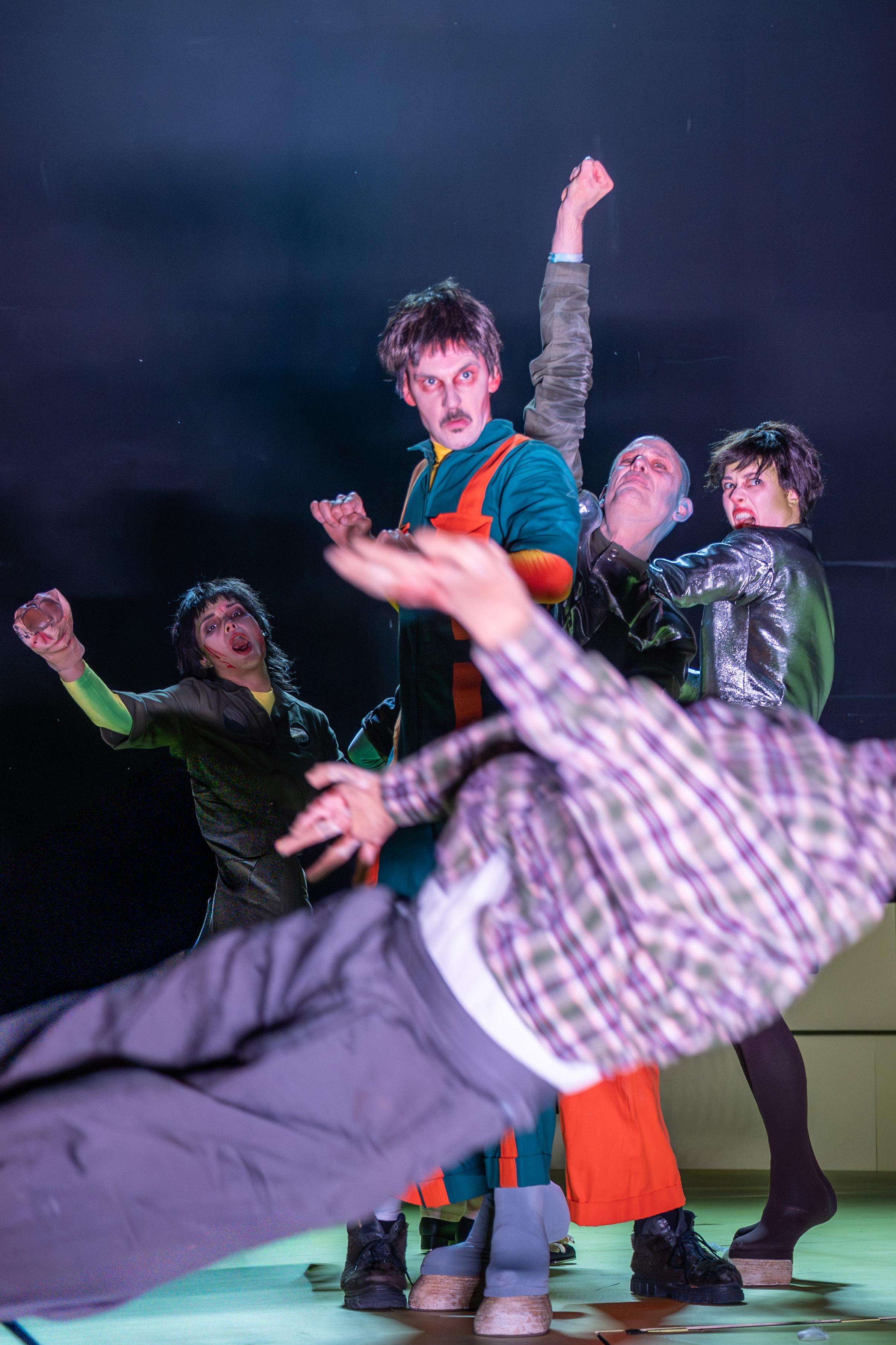 Schluss mit Ausbeutung und Unterdrückung – die Tiere jagen ihren Peiniger: Orwells „Farm der Tiere“ als Wutbürger-Parabel am Theater Paderborn.