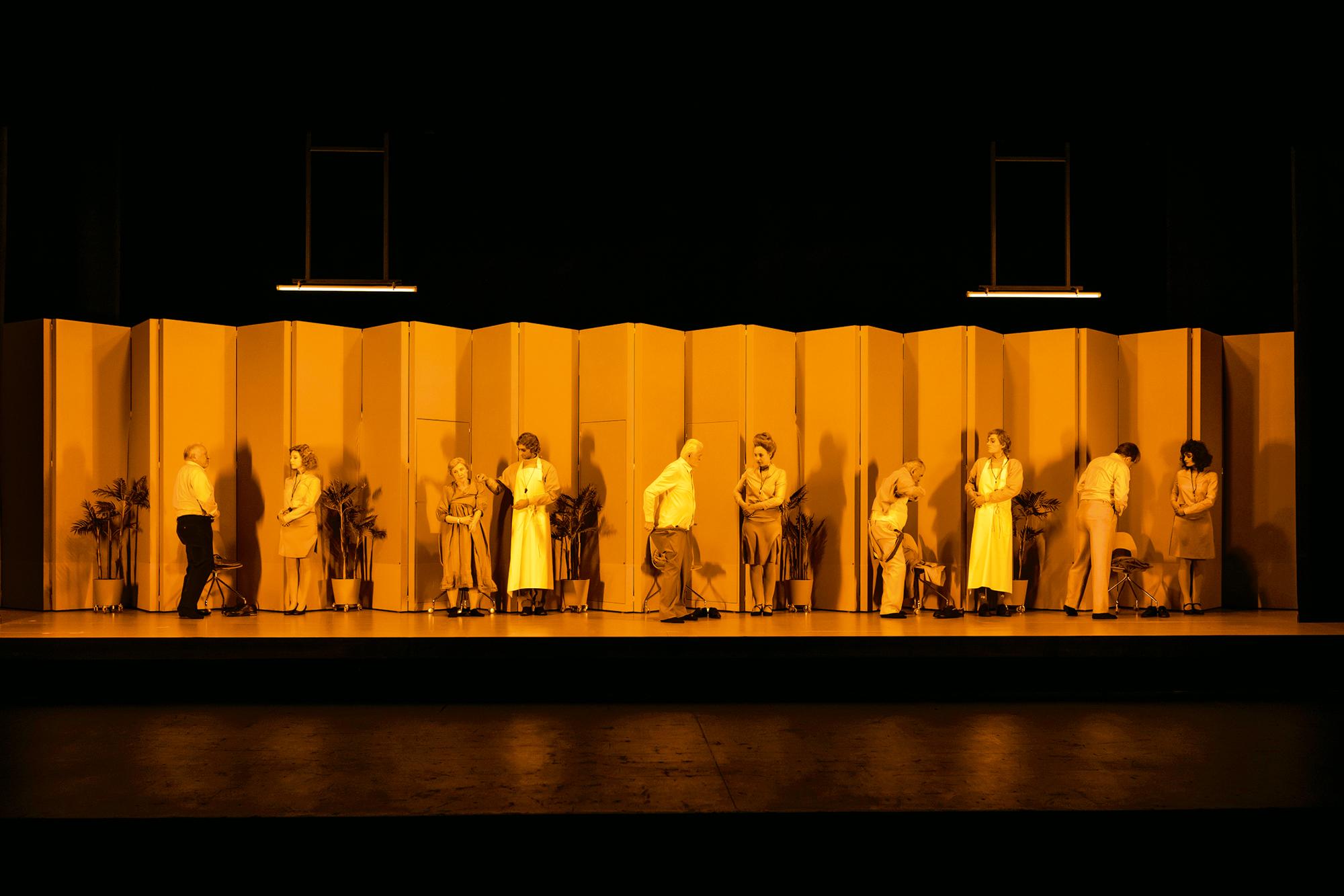 „Zwiegespräch“ von Peter Handke. Regie Rieke Süßkow am Burgtheater Wien, 2022. Bühne Mirjam Stängl, Kostüm Marlen Duken