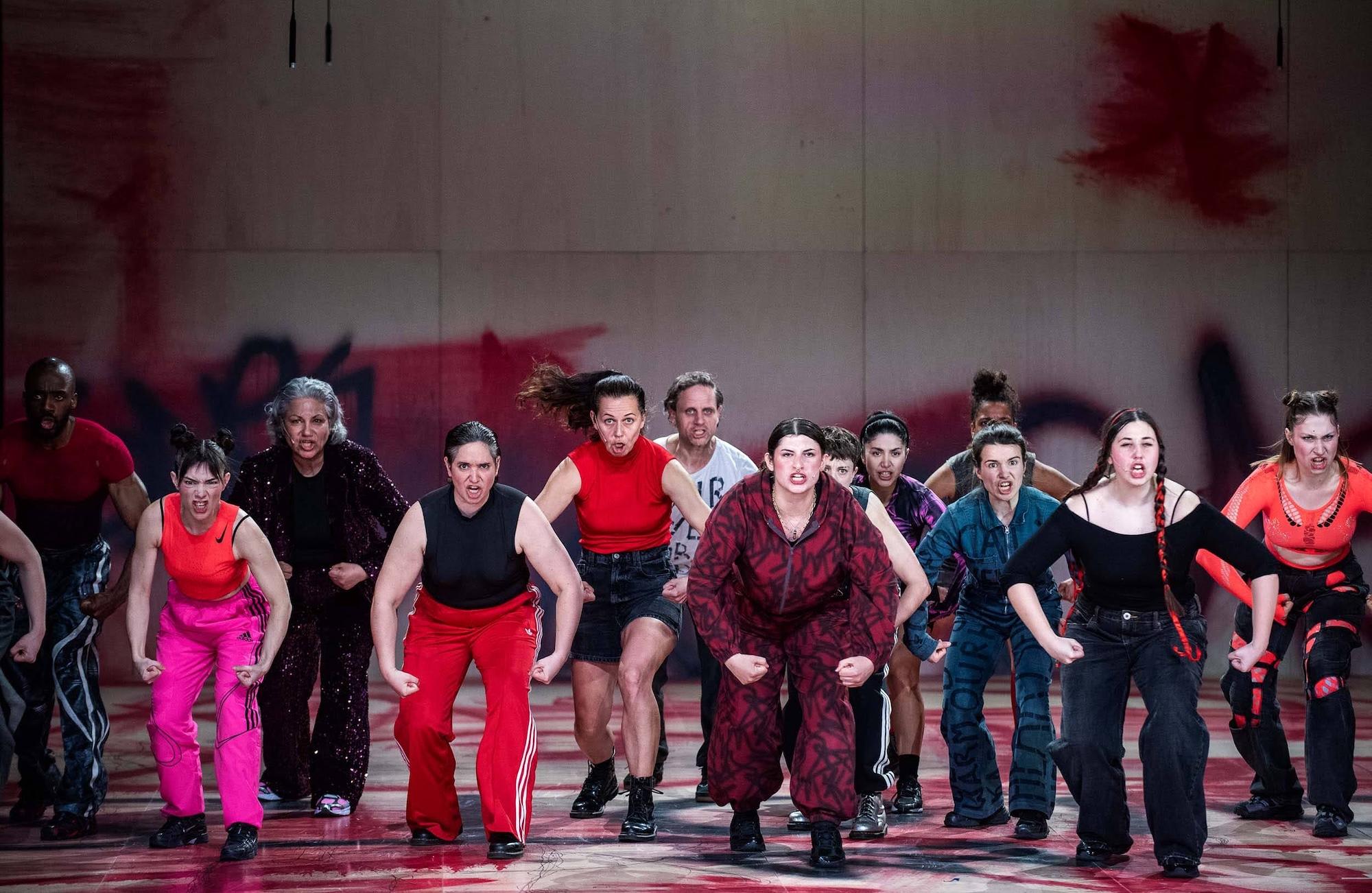 Finale am Gorki: Mit „Kassandra or Songs of the Canaries“ setzt Marta Górnicka einen kraftvollen Schlusspunkt unter Shermin Langhoffs Intendanz – zwischen Chorwucht, Zeitdiagnose und dem Ruf nach Versöhnung.