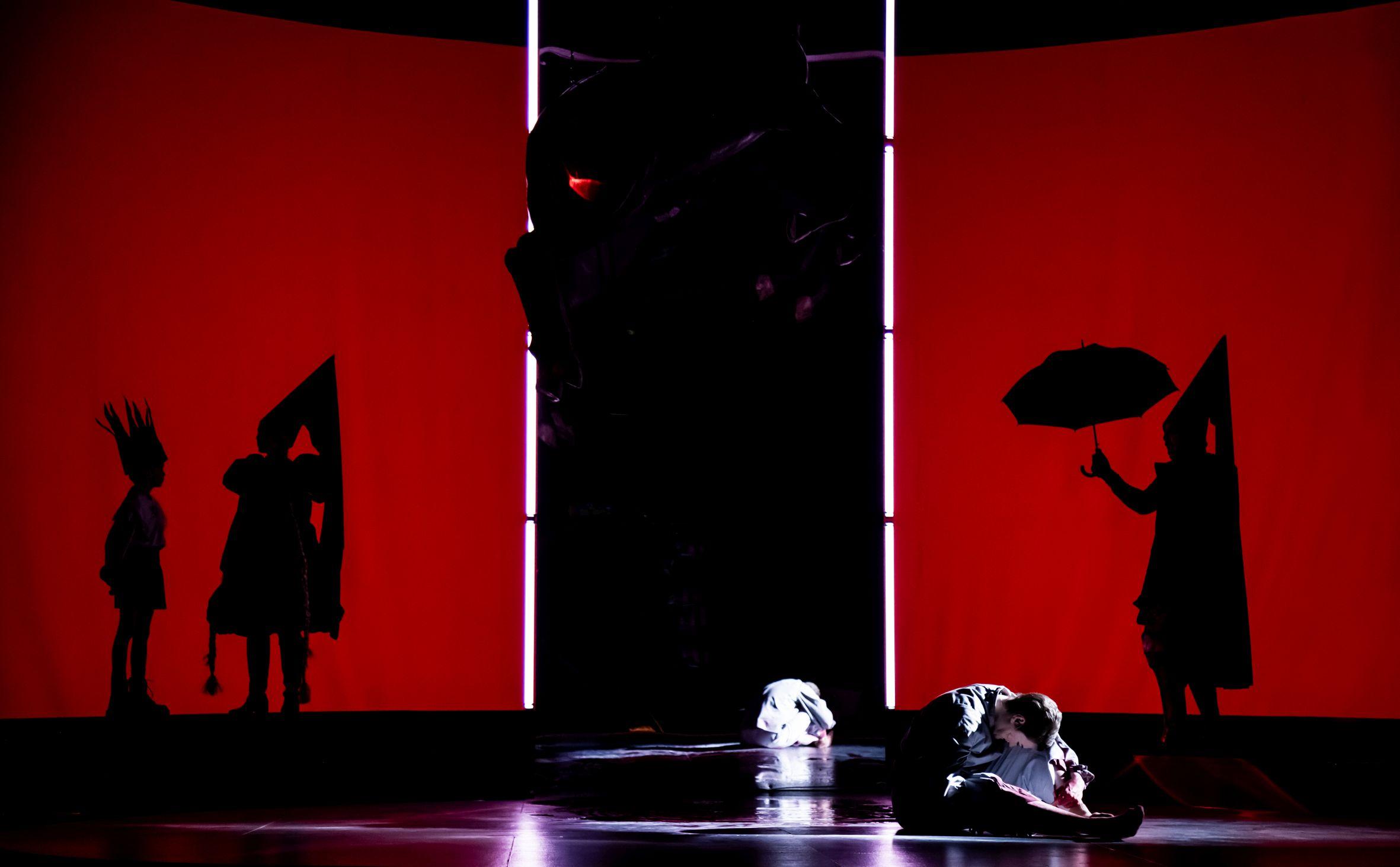 Bachmanns musikalische Sprache zum Klingen gebracht: András (Bela Scheuritzel), Prinzessin (Jelena Rakić), Ich (Larisa Akbari) und Prinz (Ángel Macías) in der Oper „Malina“ am Theater Aachen. Foto Annemone Taake