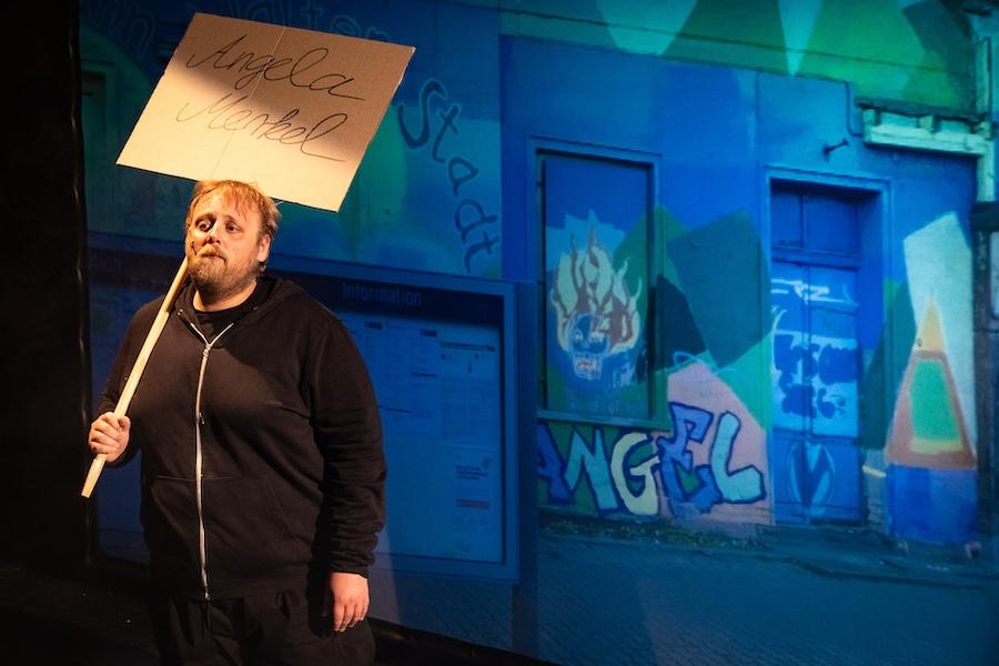 Florian Herscht wartet in Kana auf Angela Merkel: Máté Borsi-Balogh als Titelfigur in der Jenaer Krasznahorkai-Adaption. Foto: Joachim Dette/Theaterhaus Jena