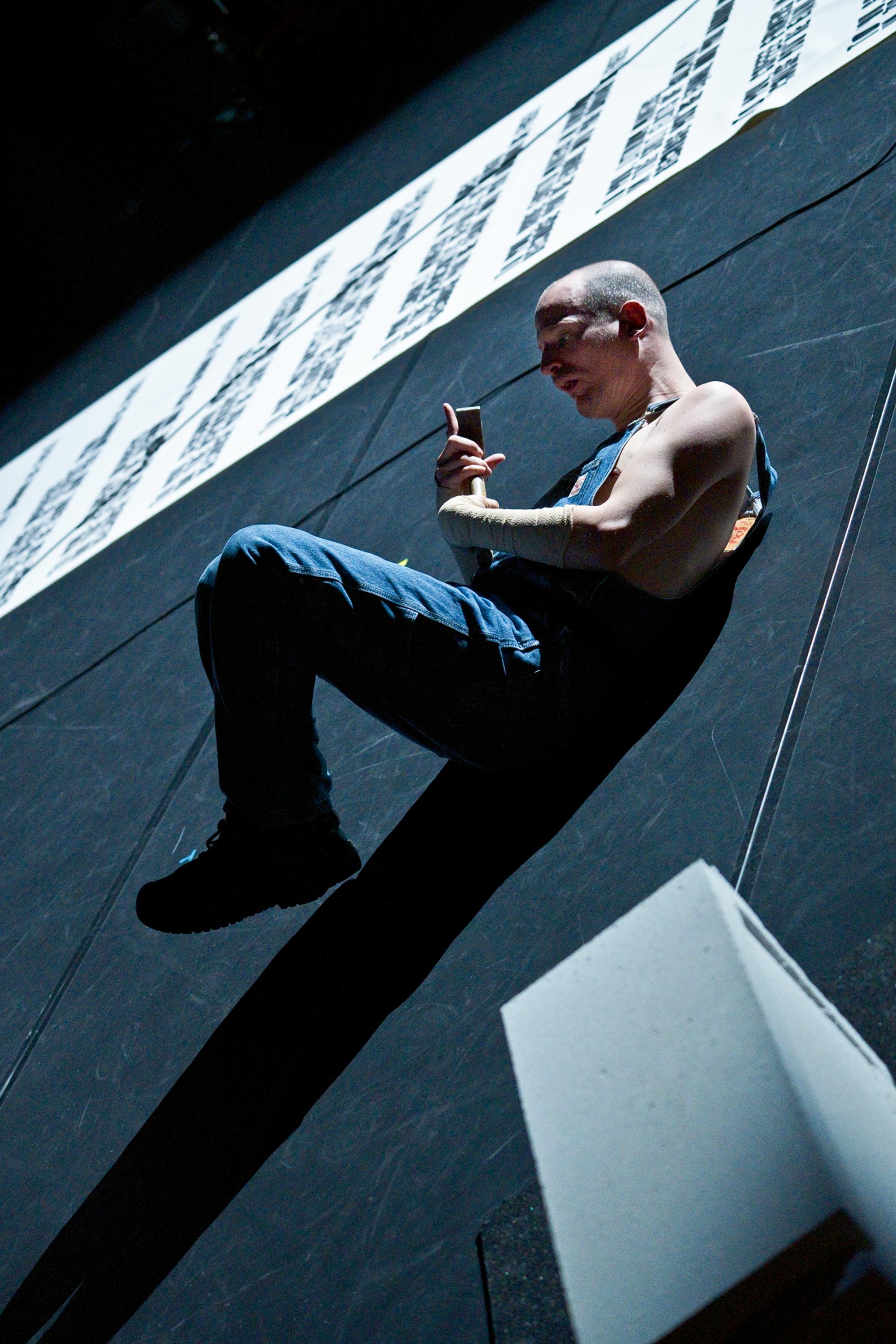 „Work Body“, Solo- Performance von Michael Turinsky. Idee, Choreography, Text und Performance Michael Turinsky. Eine Ko-Produktion von Michael Turinsky – Verein für philiosophische Praxis, Tanzquartier Wien, Theater RAMPE Stuttgart