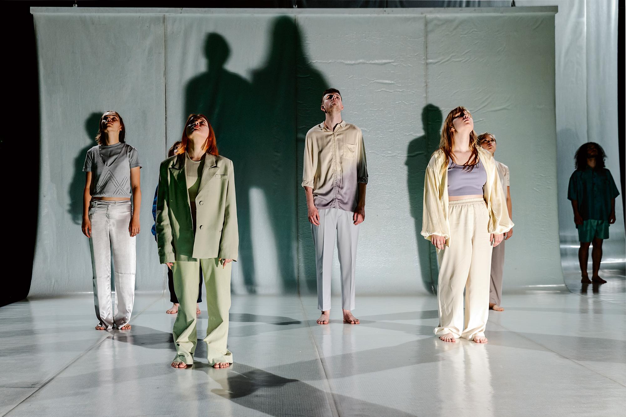 Ensemble von „stolpern“, ein theaterpädagogisches Projekt, Leitung: Matthias Heine, Mai-An Nguyen