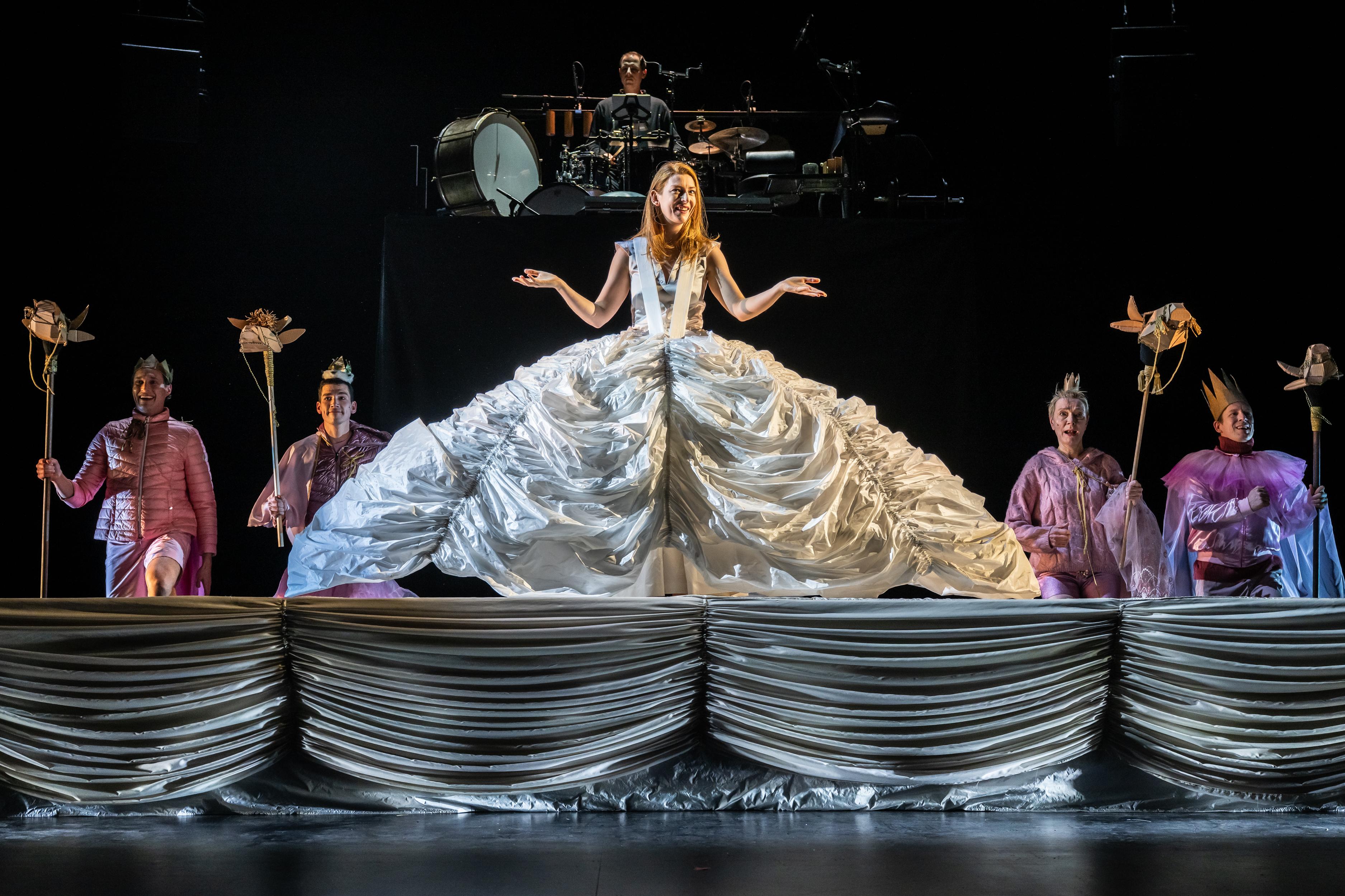Juliane Böttger im breiten Reifrock als Europa, zwischen Johannes Rebers, Maximilian Gehrlinger, Birgit Bücker und Tobias Graupner als die Könige. Dahinter: Schlagwerker Chris Norz als Bühnenmusiker. Foto: Toni Suter