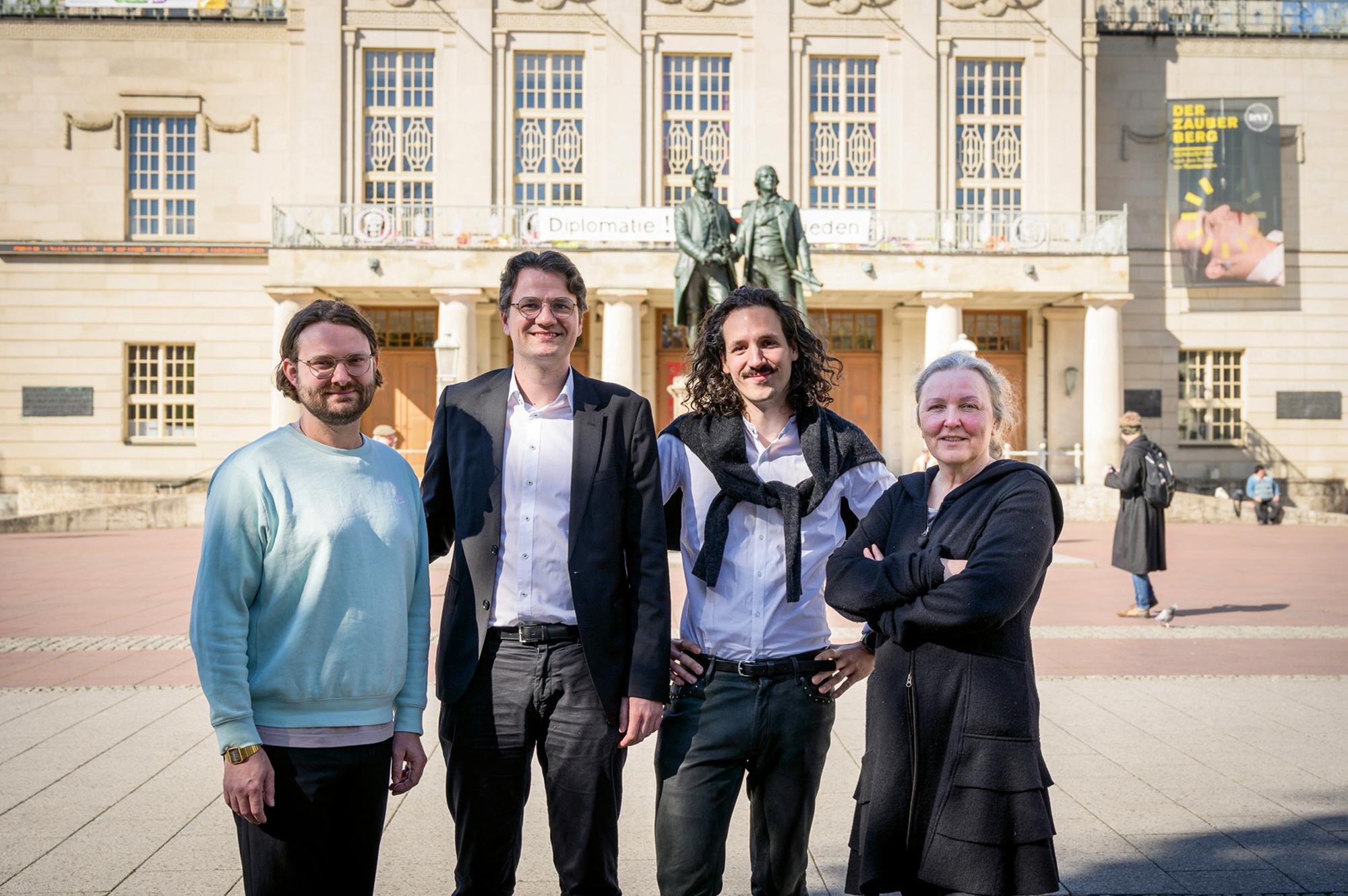 (v. l. n. r.) Die Teamintendanz von DNT Weimar: Timon Jansen, Dorian Dreher, Valentin Schwarz und die Geschäftsführerin Sabine Rühl Theater der Zeit 5 / 2026 Foto Candy Welz