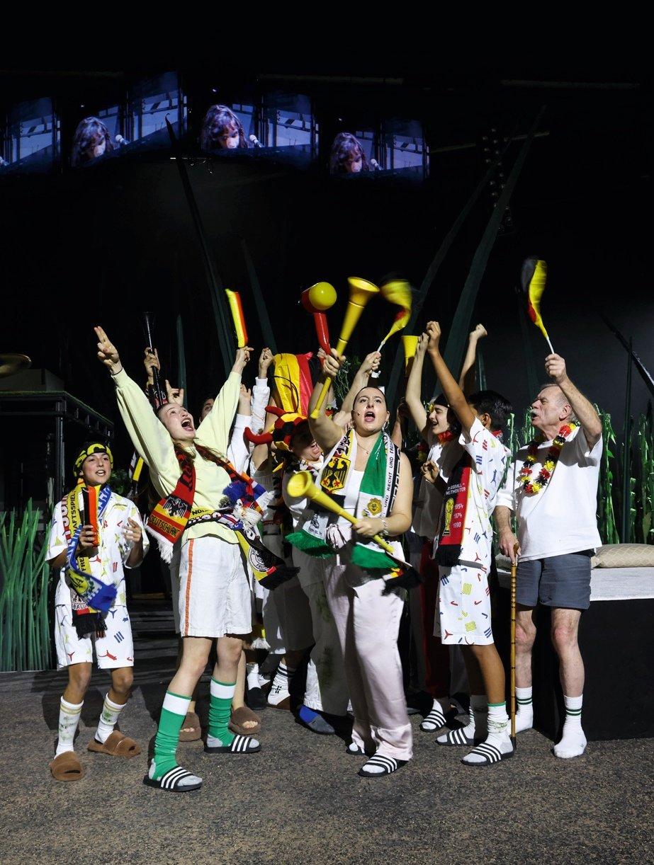 „Der Zauberer von Öz – eine Fußballtragödie“ von Akın Emanuel Şipal in der Regie von Aram Tafreshian am Theater Bremen