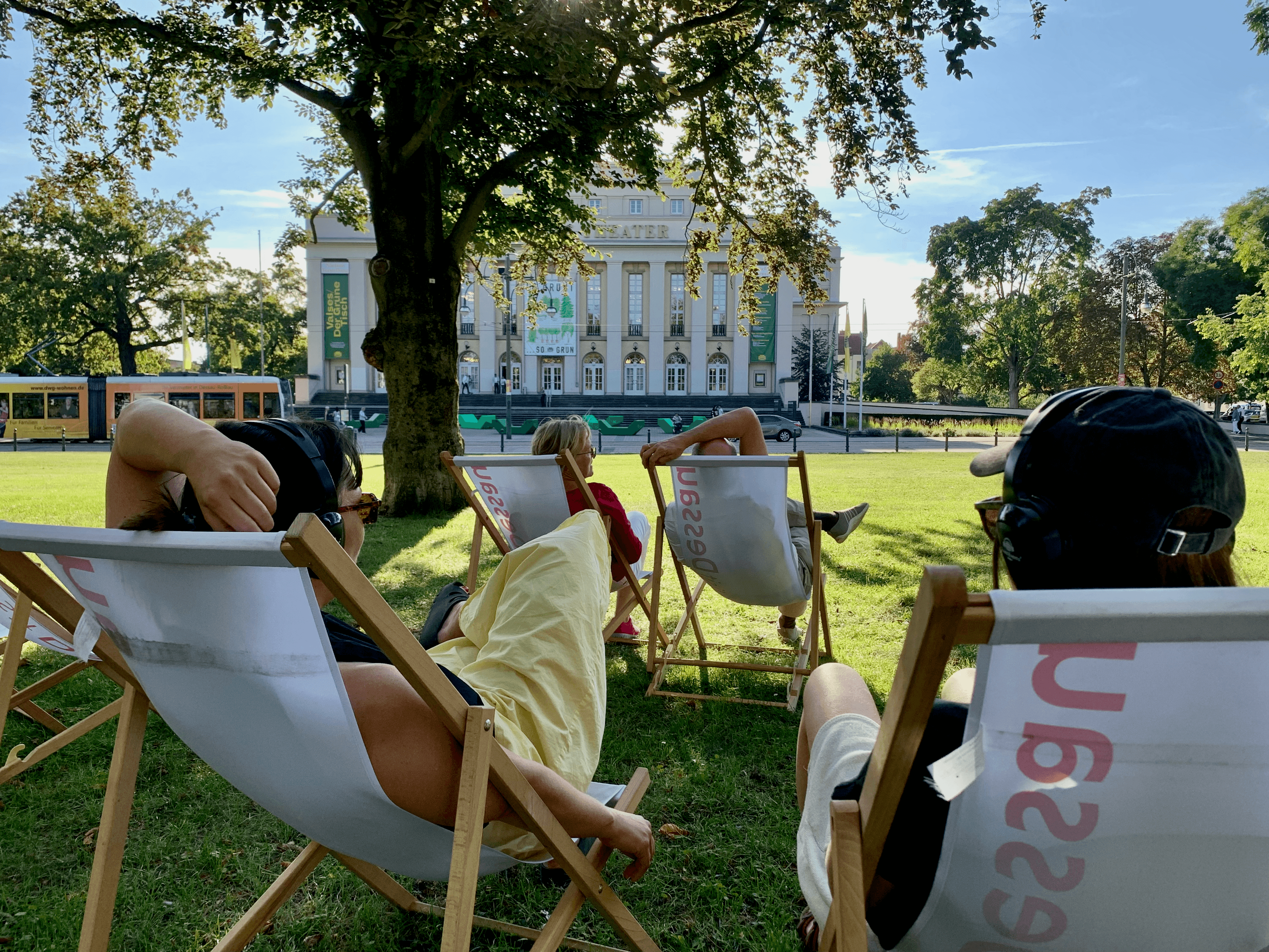 Das Hörstück „Prozess im Theater“ von Karoline Stegemann und Johannes Weilandt vor dem Dessauer Theater. Foto Johannes Weilandt