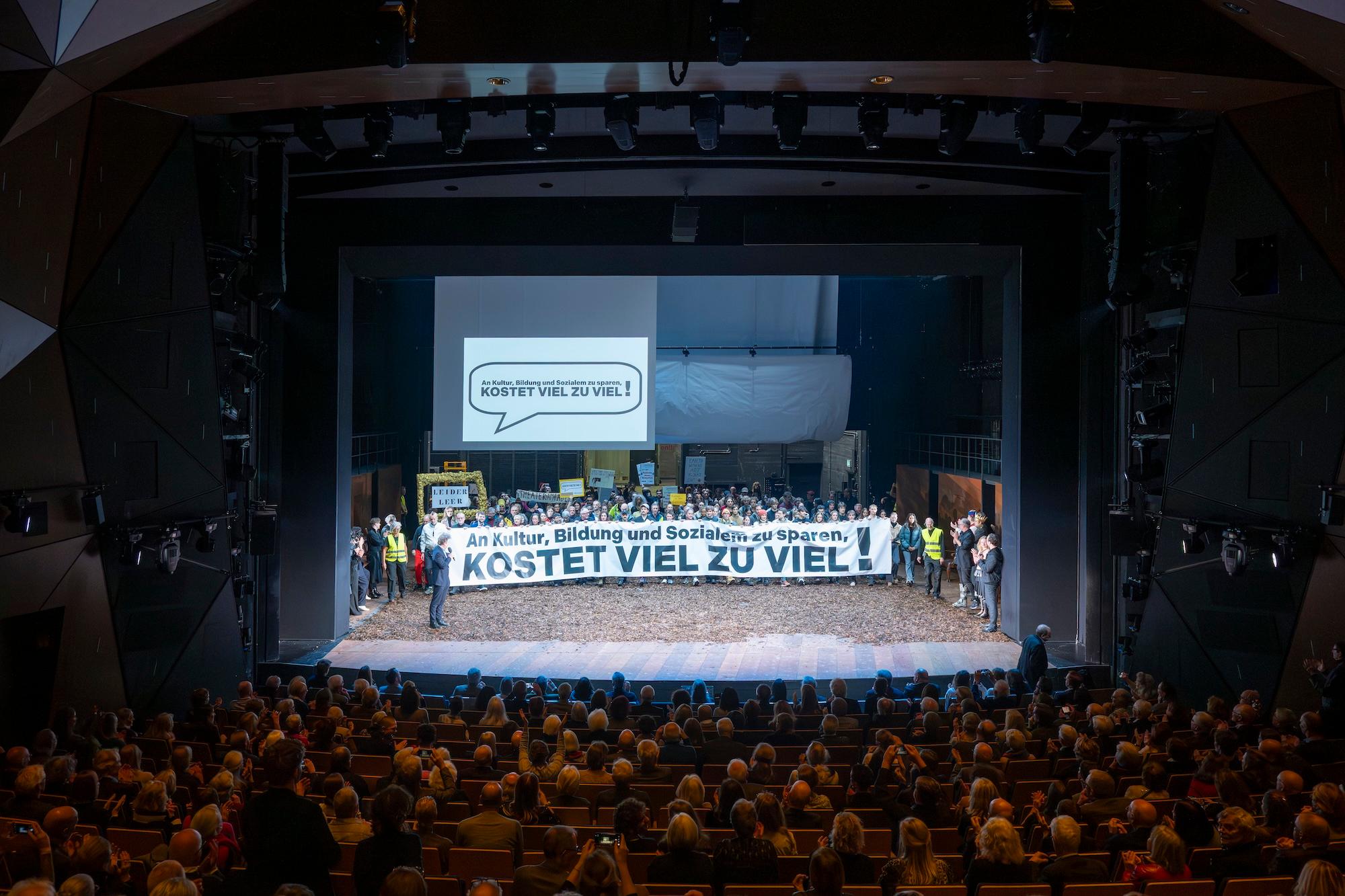 Protestaktion am Schauspiel Stuttgart nach der „Hamlet“-Premiere von Burkhard C. Kosminski gegen die Kürzungspläne im Stuttgarter Kulturhaushalt