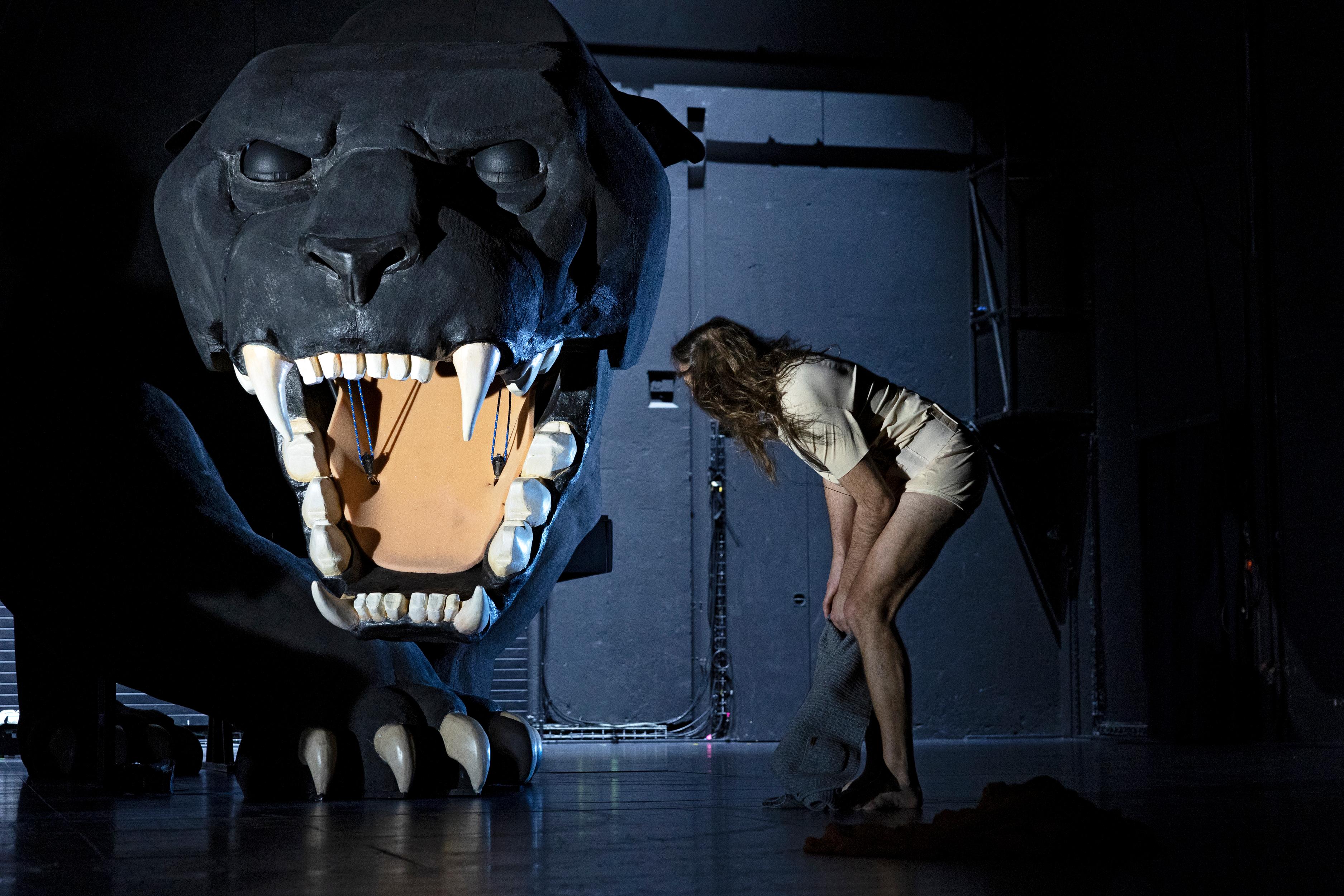 Lukas Vögler in Leonie Böhms „Schwestern“ am Schauspielhaus Zürich.