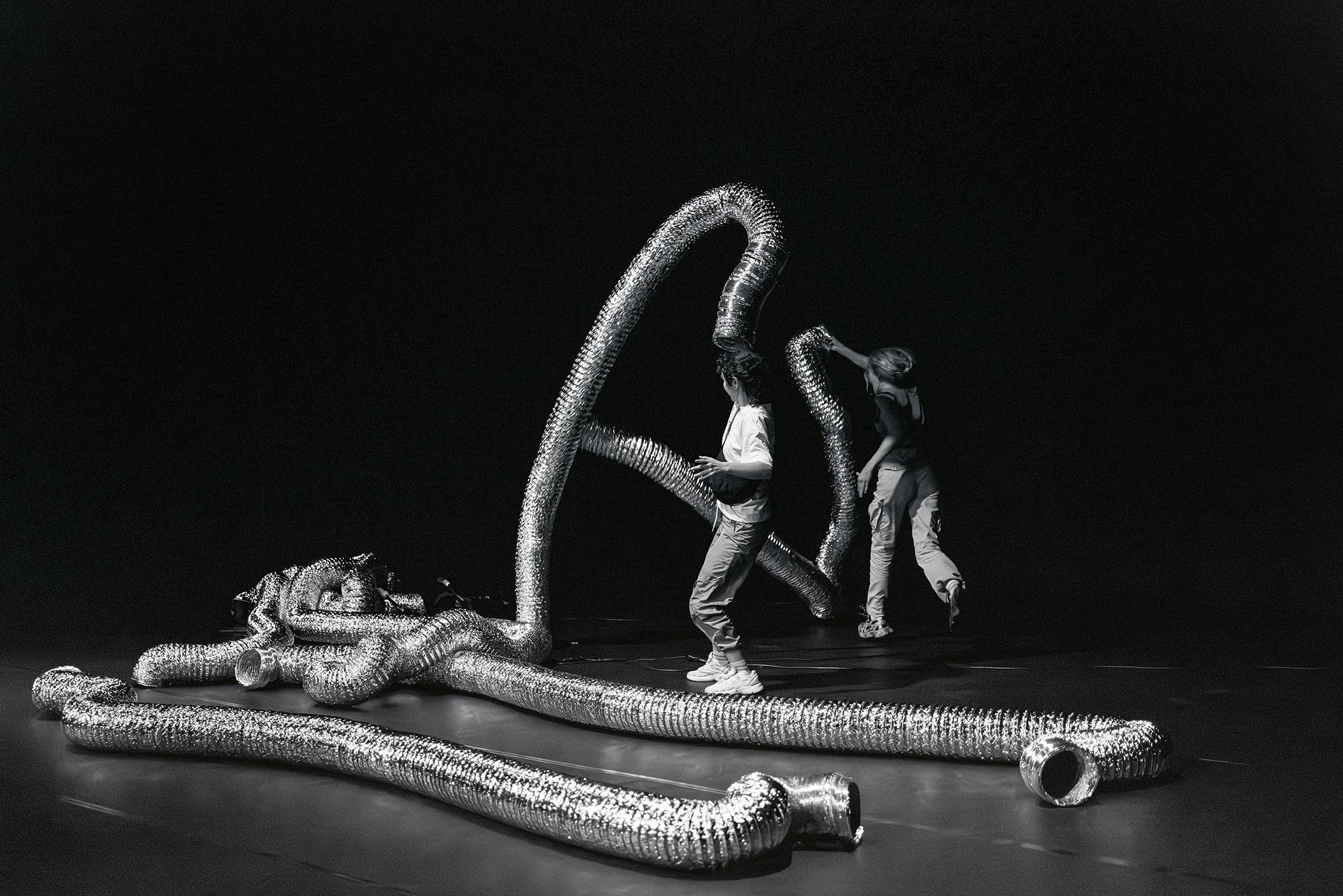 Laura Jana Luterbach/Naira Ramos, Probe ≪ What is the opposite of penetration? ≫ (Tankstelle Buhne), Sudpol, 2025