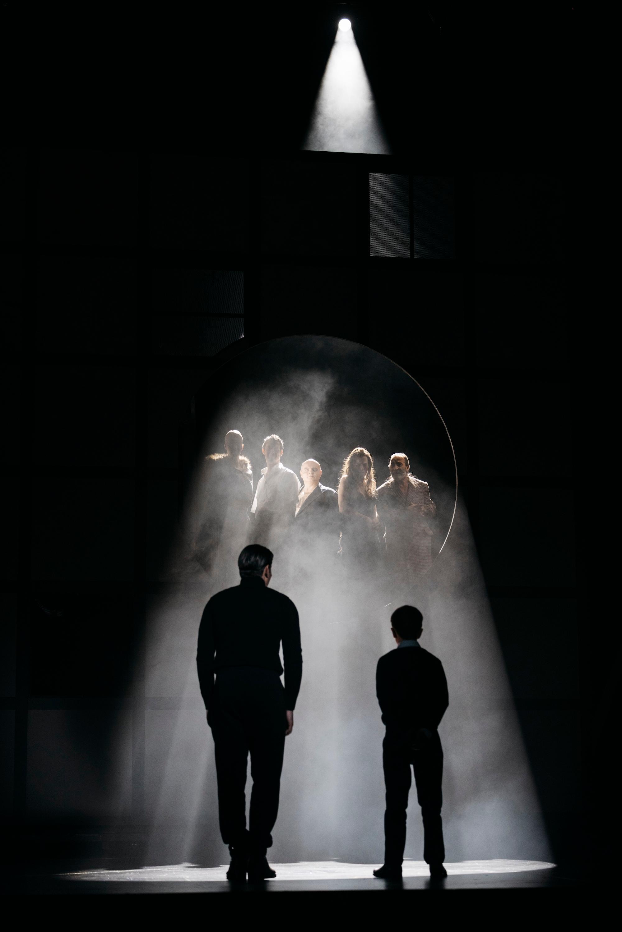 Ein düsterer, musikdramatischer „Europa“-Abend nach Lars von Trier in der Regie von Mart van Berckel erzählt am Theater Freiburg mit starkem Ensemble und spätromantischer Musik von Schuldverdrängung – und einem von rechts bedrohten Europa.